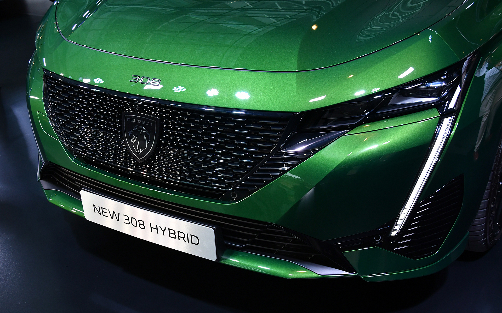 新しいデザインとなったエンブレムに収束していくかのようなパターンを用いたデザインのフロントグリル