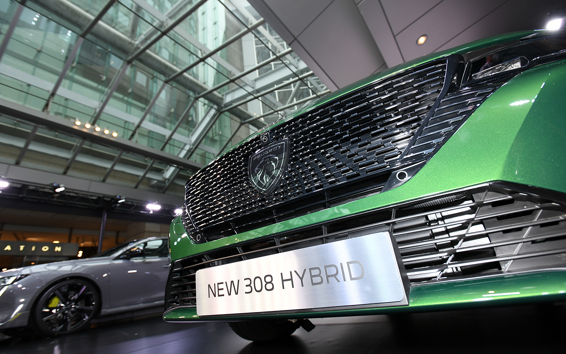 新しいデザインとなったエンブレムに収束していくかのようなパターンを用いたデザインのフロントグリル