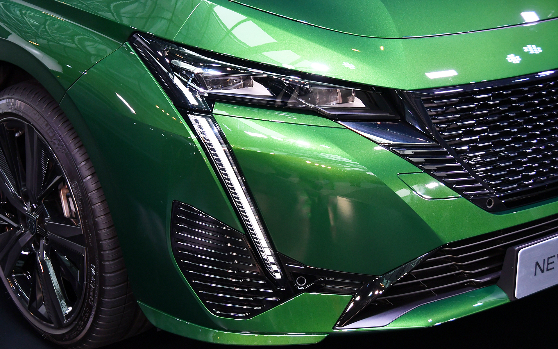 約7cmという超薄型のマトリクスLEDヘッドライトと、牙をイメージした垂直のLEDデイタイムランニングライト