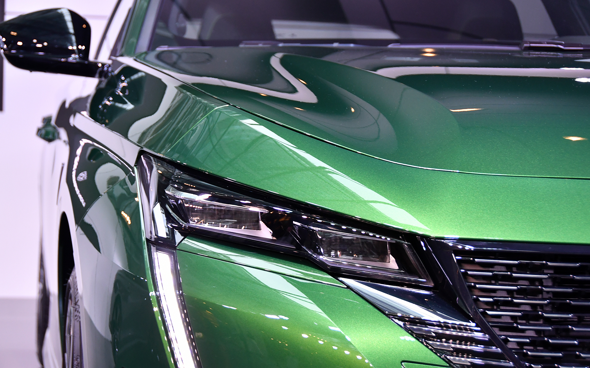 約7cmという超薄型のマトリクスLEDヘッドライトと、牙をイメージした垂直のLEDデイタイムランニングライト