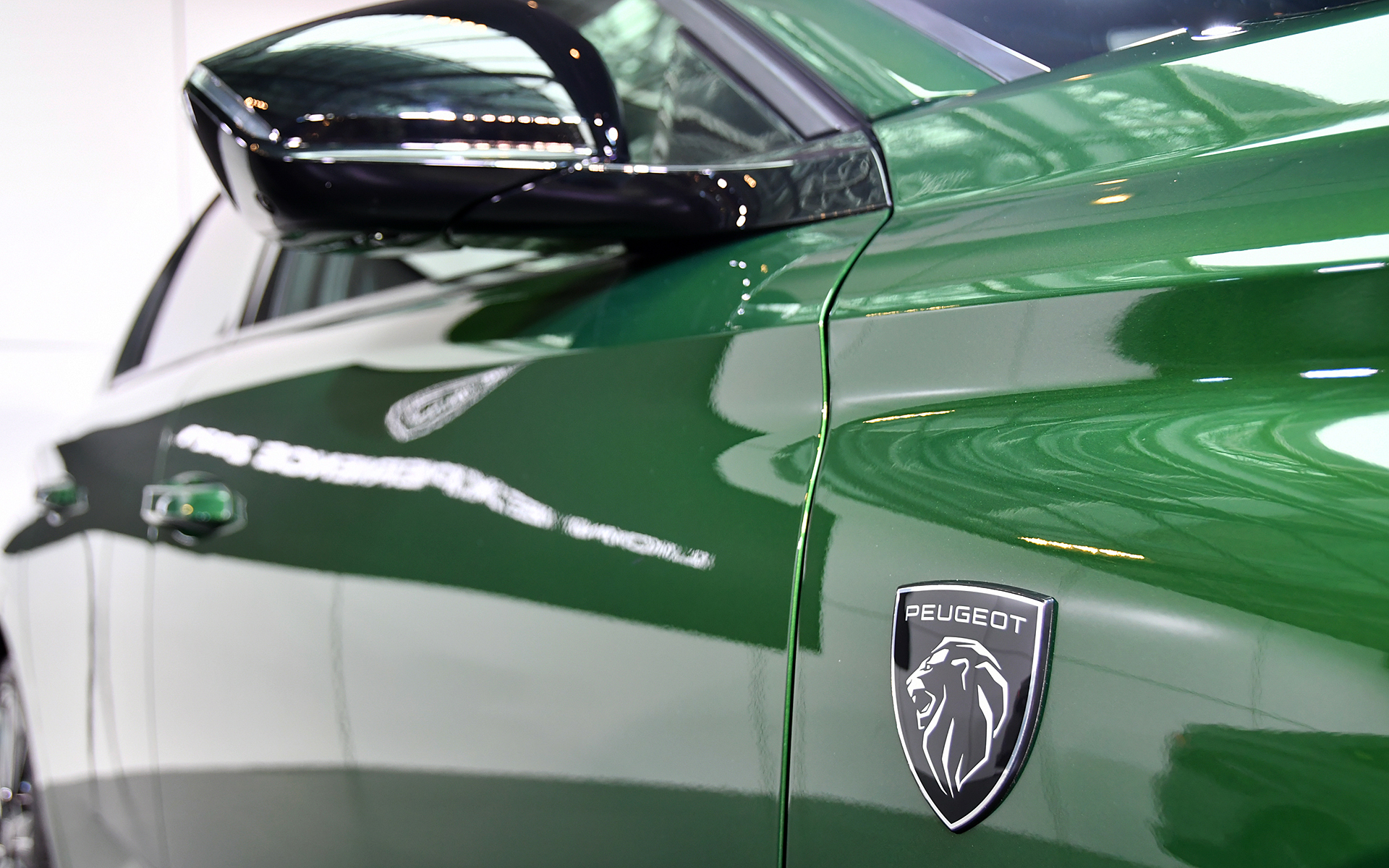 フェンダー部にもエンブレムを装着