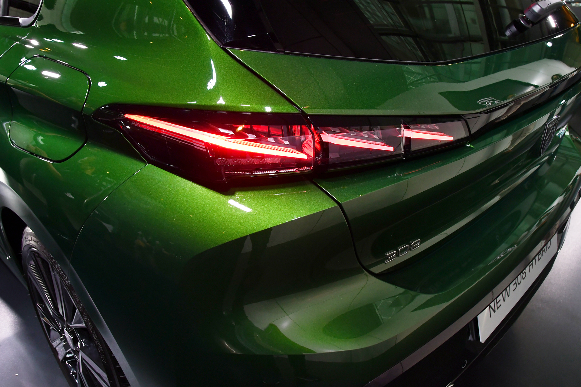 特徴的なデザインのLEDリアコンビランプ。彫りが深いデザインとなっている