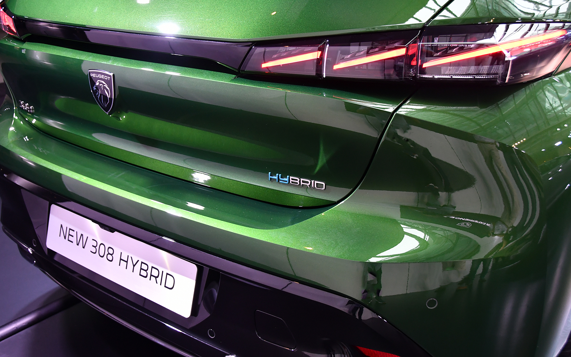 特徴的なデザインのLEDリアコンビランプ。彫りが深いデザインとなっている