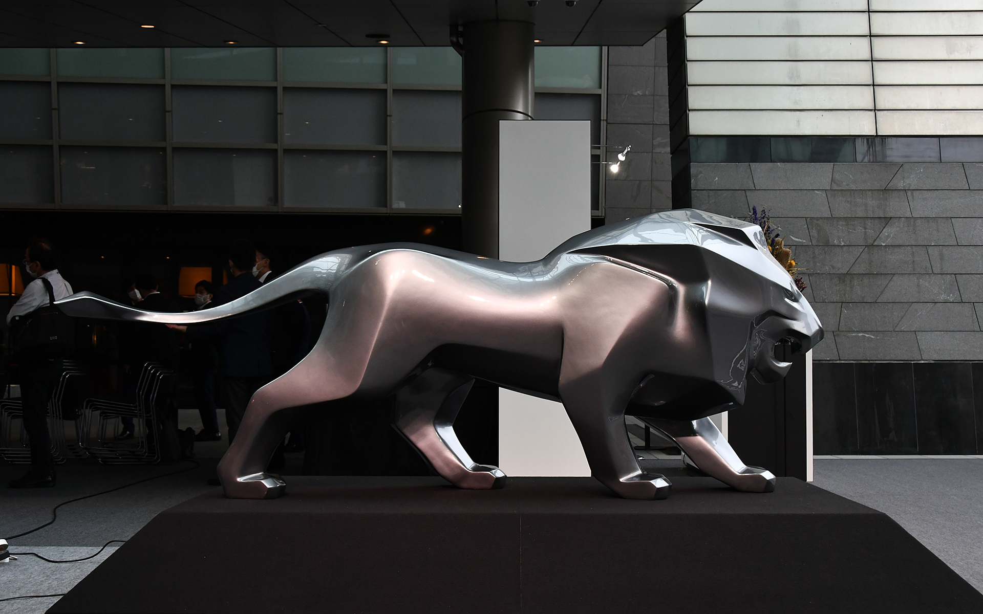 新しくなったロゴとロゴのモチーフとなったライオン