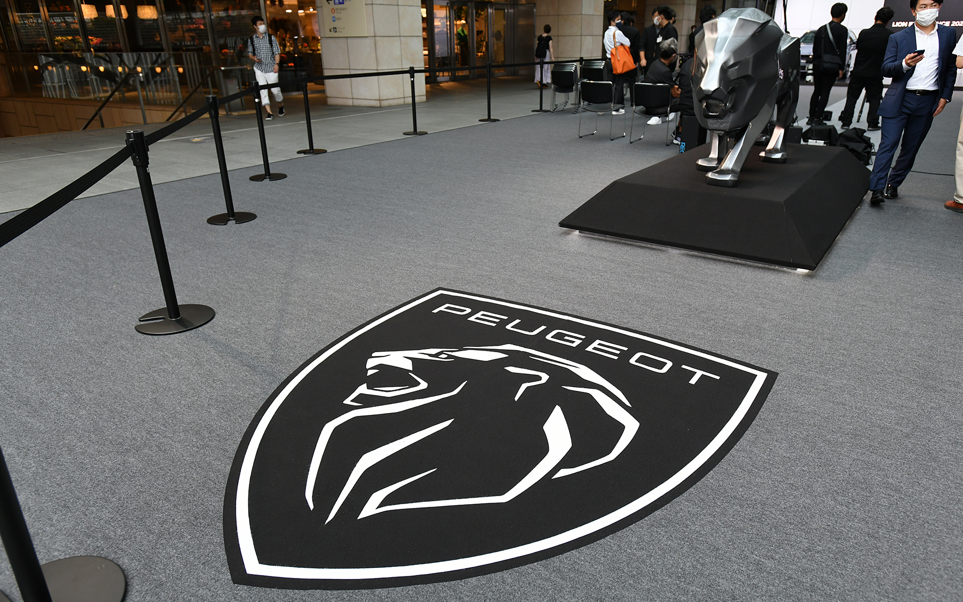 新しいロゴと、モチーフのライオン