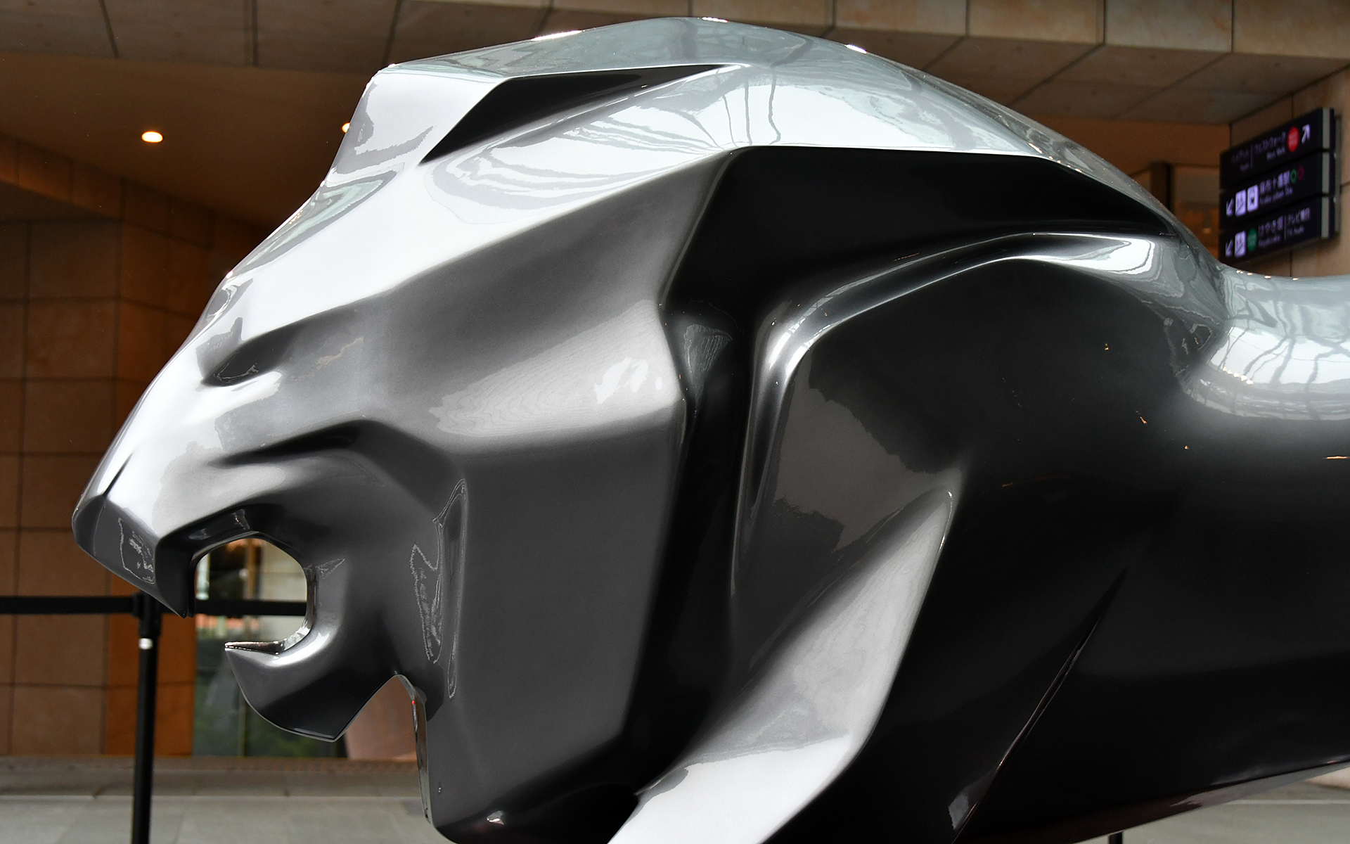 新しいロゴと、モチーフのライオン