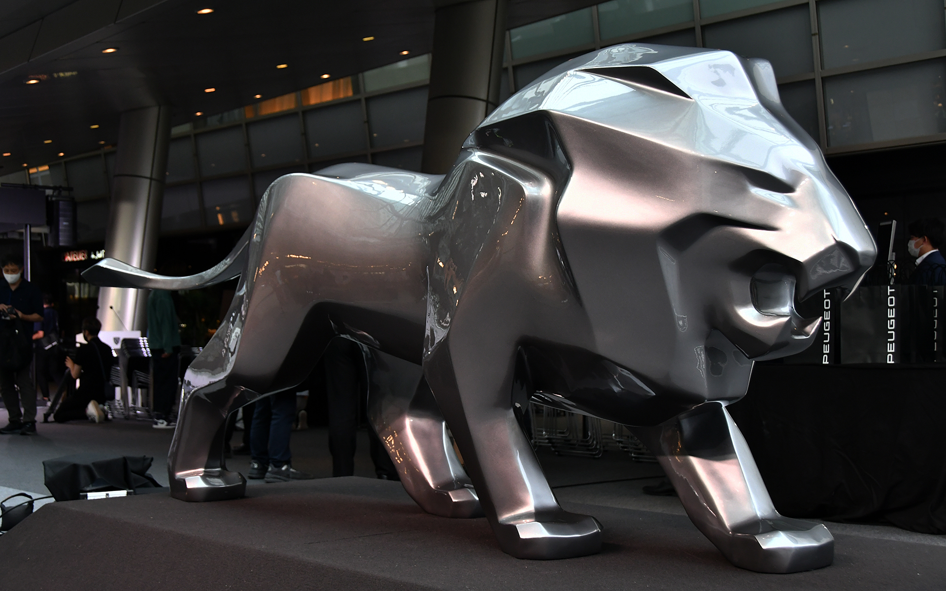 新しいロゴと、モチーフのライオン