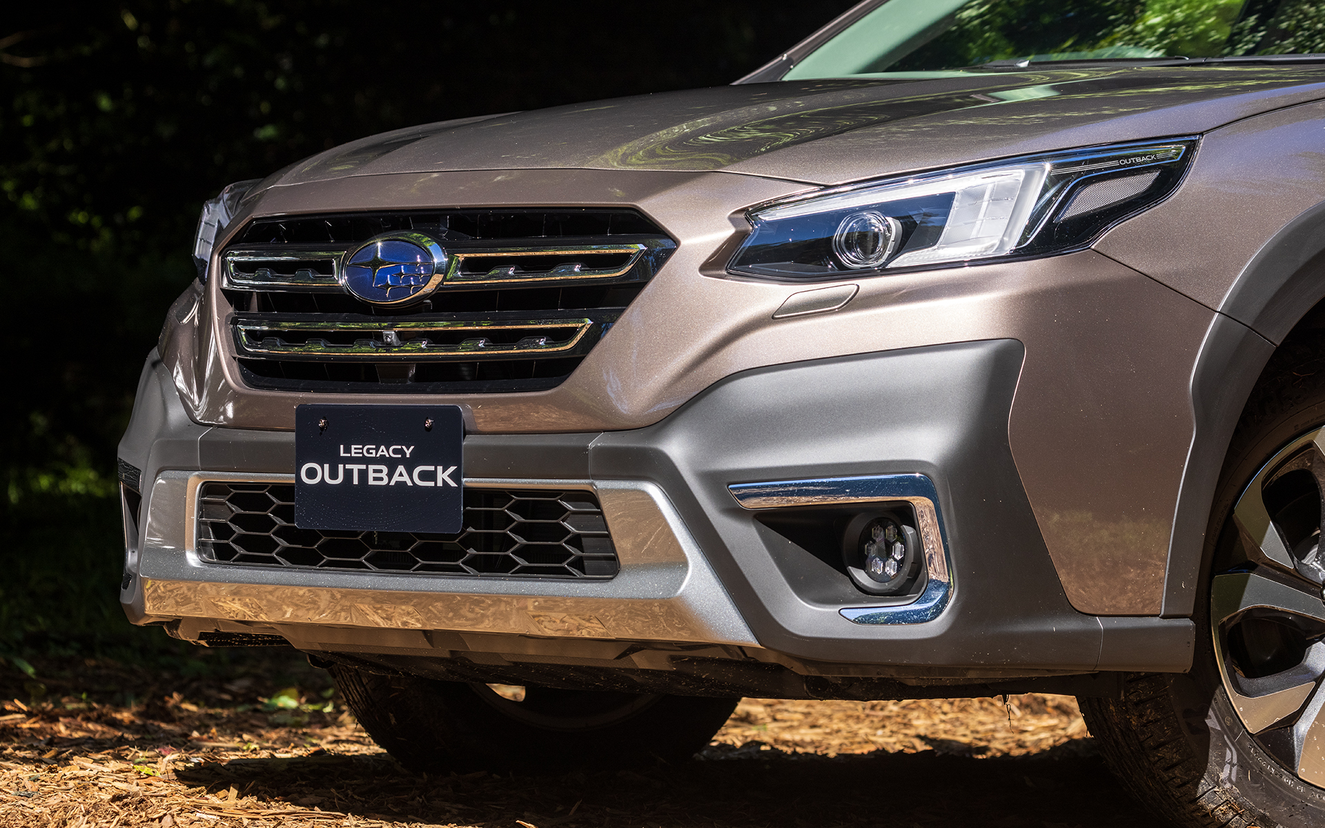 フロントマスクは無塗装樹脂（クラッディングパネル）にスキッドガード風のシルバー塗装を組み合わせたボリューム感のあるデザイン