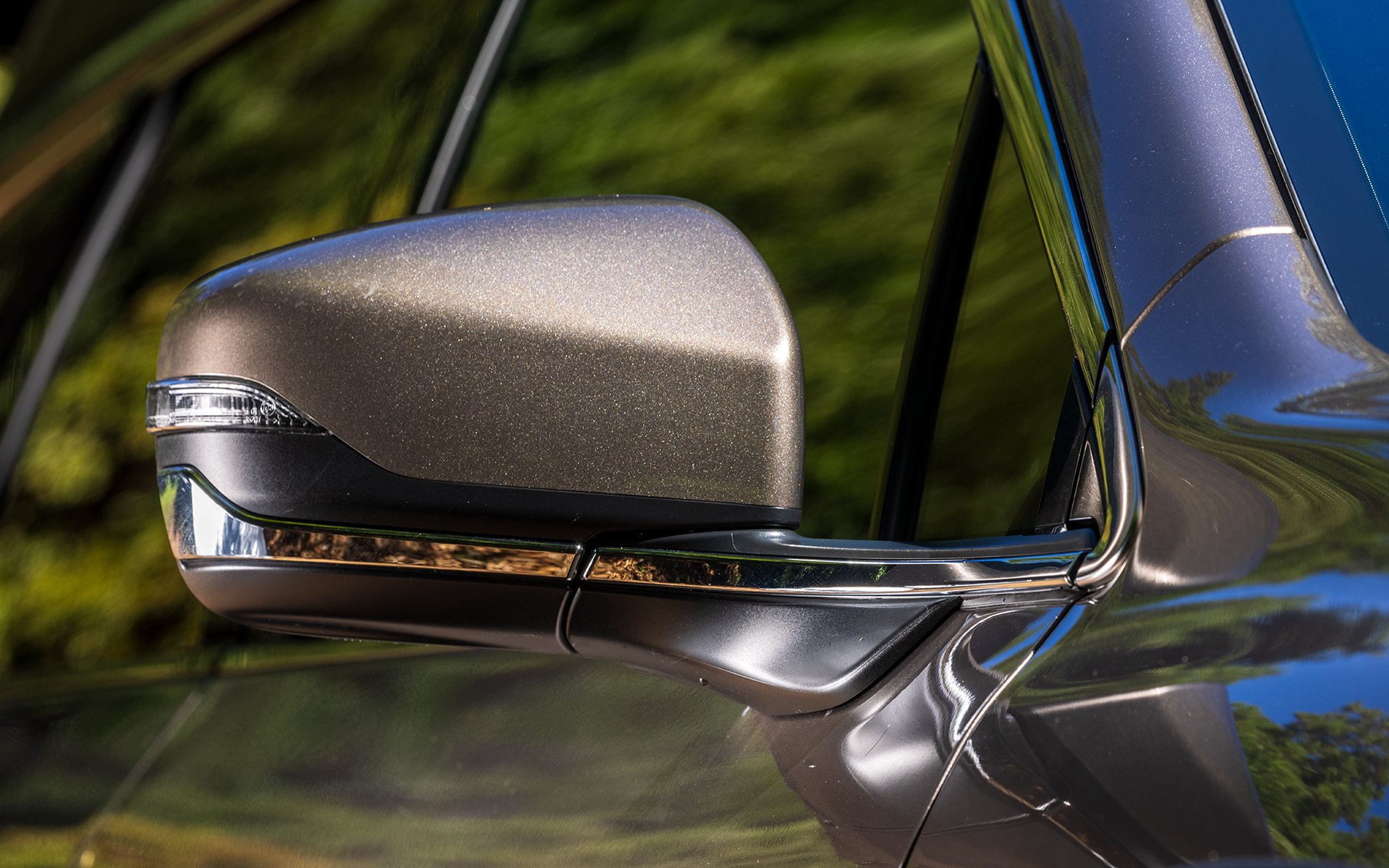 リバース連動、オート格納など機能満載のドアミラー。Limited EXはボディ同色