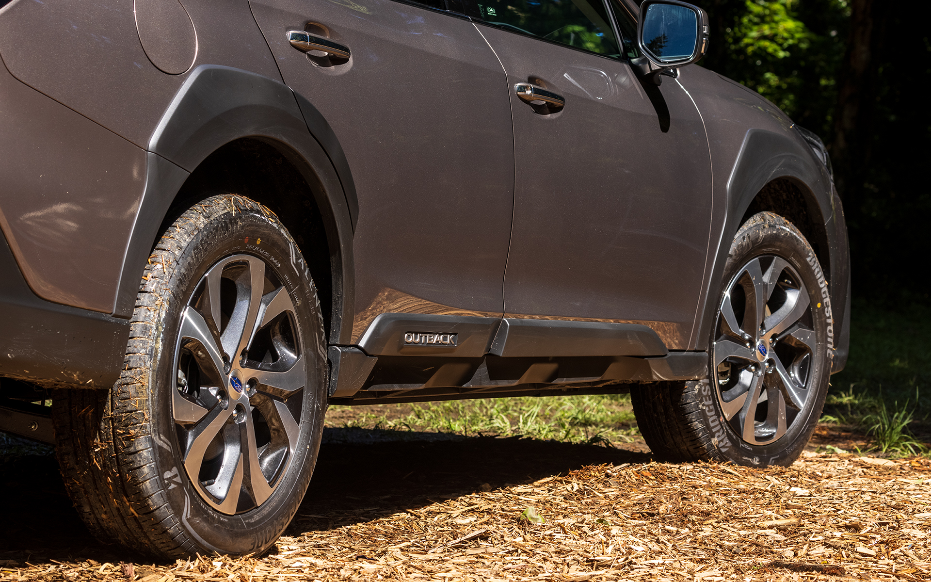 サイドクラッディングパネルもボリューム感たっぷり。OUTBACKロゴはシルバー