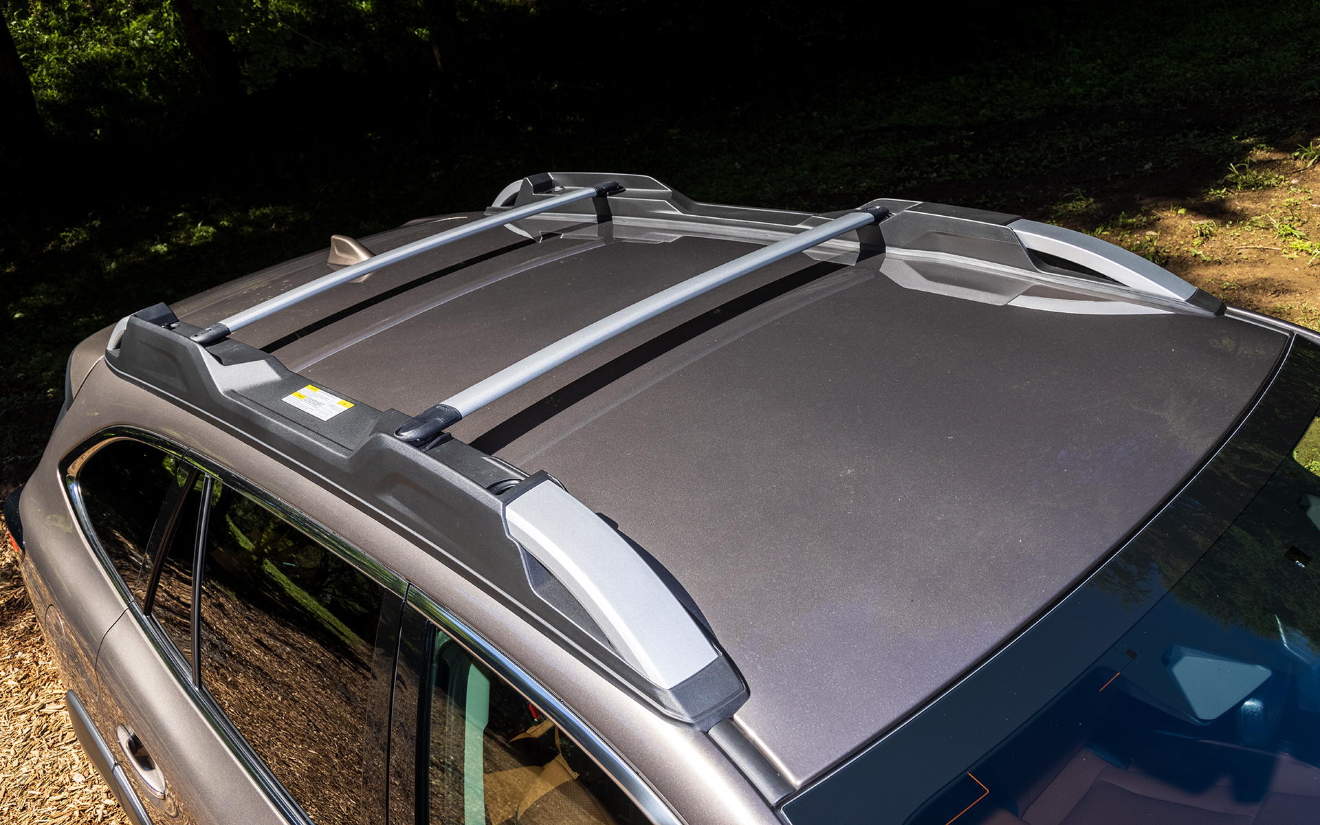 標準装備のルーフレールはクロスバー付