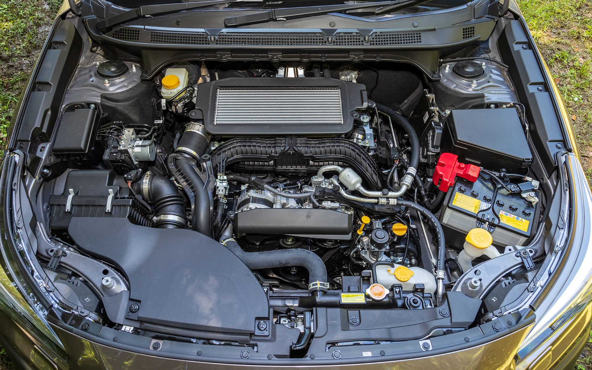 エンジンは先代モデルの2.5リッターから1.8リッターへと排気量ダウン。だが、ターボ付きとなったことでスペックは最高出力130kW（177PS）、最大トルク300Nm（30.6kgfm）へと向上している