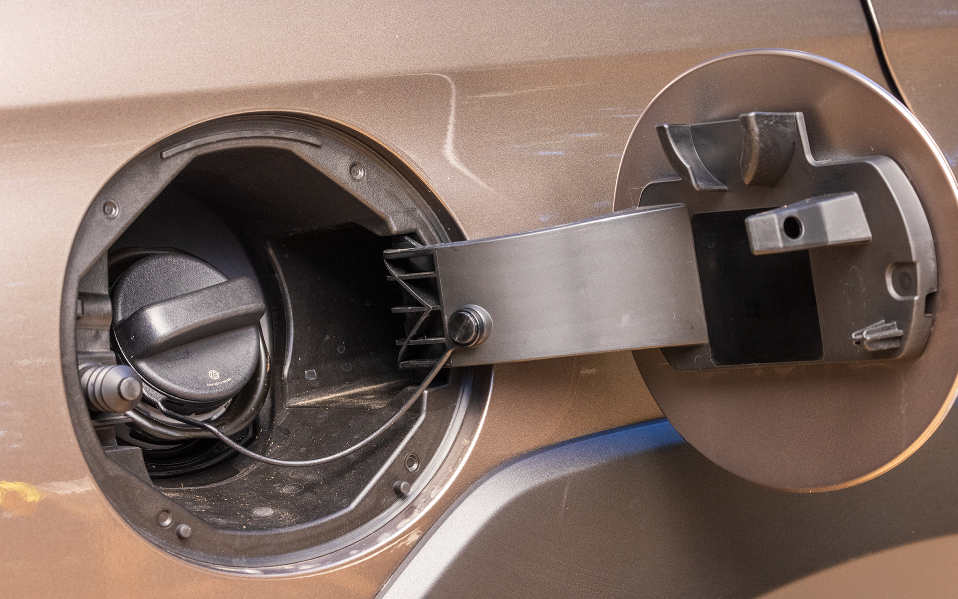 使用燃料は無鉛レギュラーガソリン。タンク容量は63L