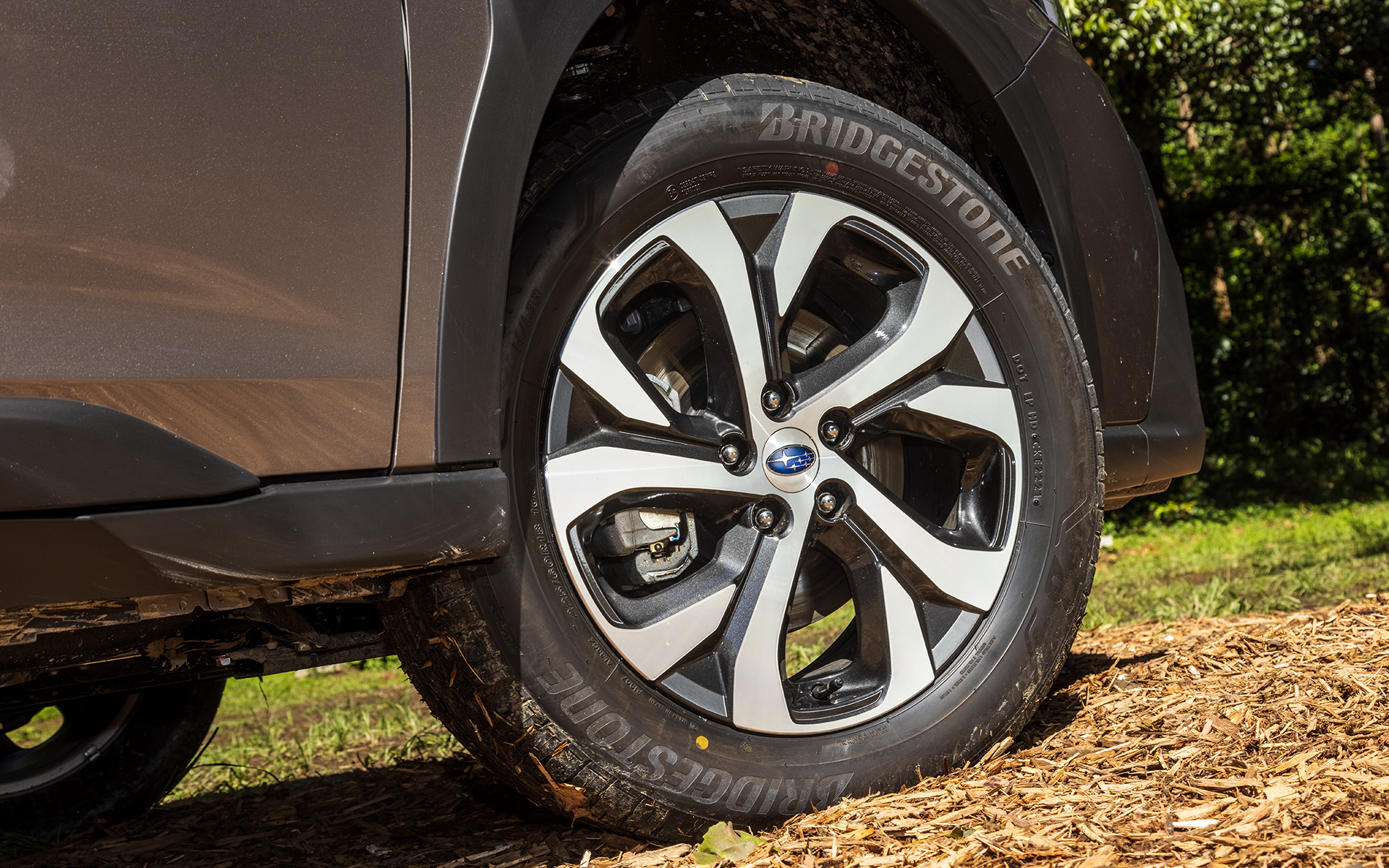 タイヤサイズは225/60R18。標準装備となるアルミホイールはダークメタリック塗装と切削光輝の組み合わせ