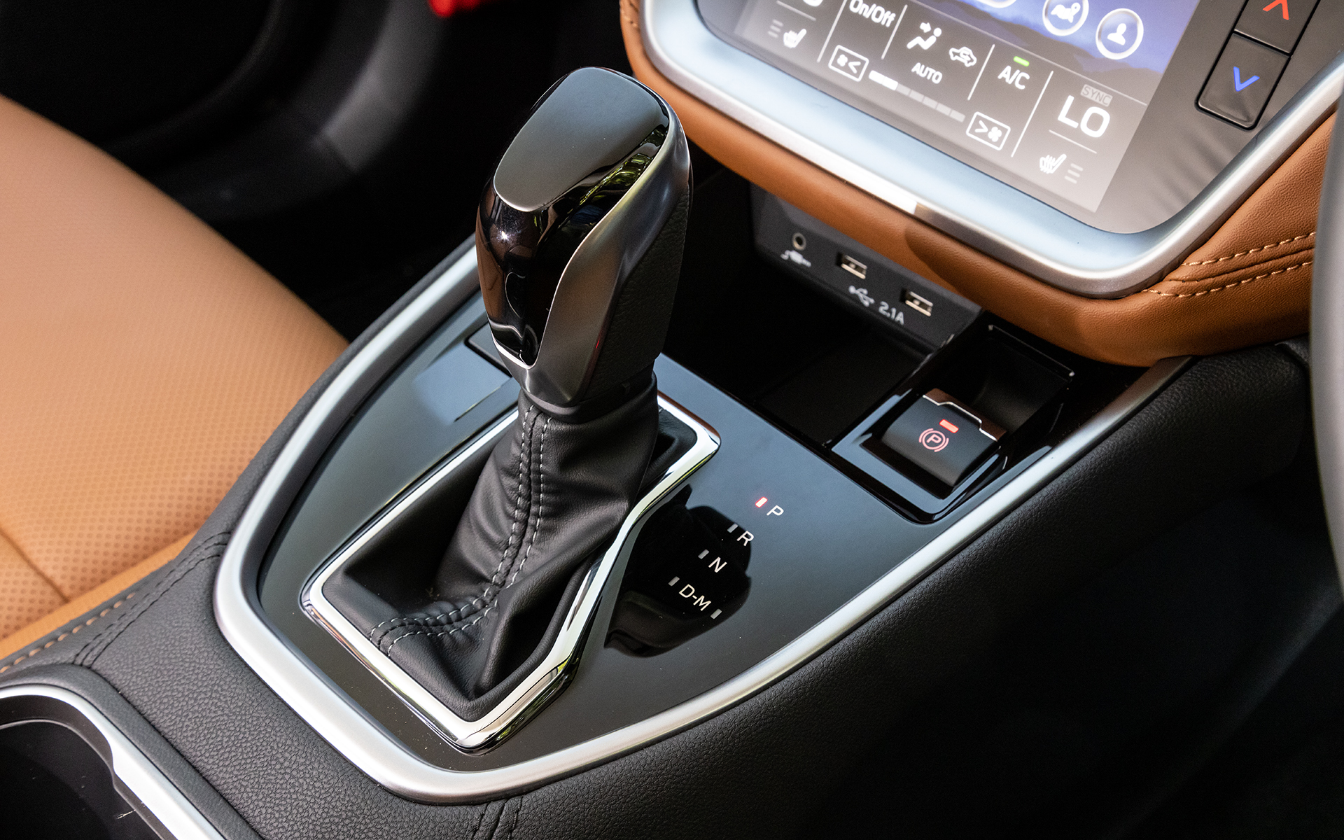 シフトゲートはストレートタイプ。マニュアルモードも備わる