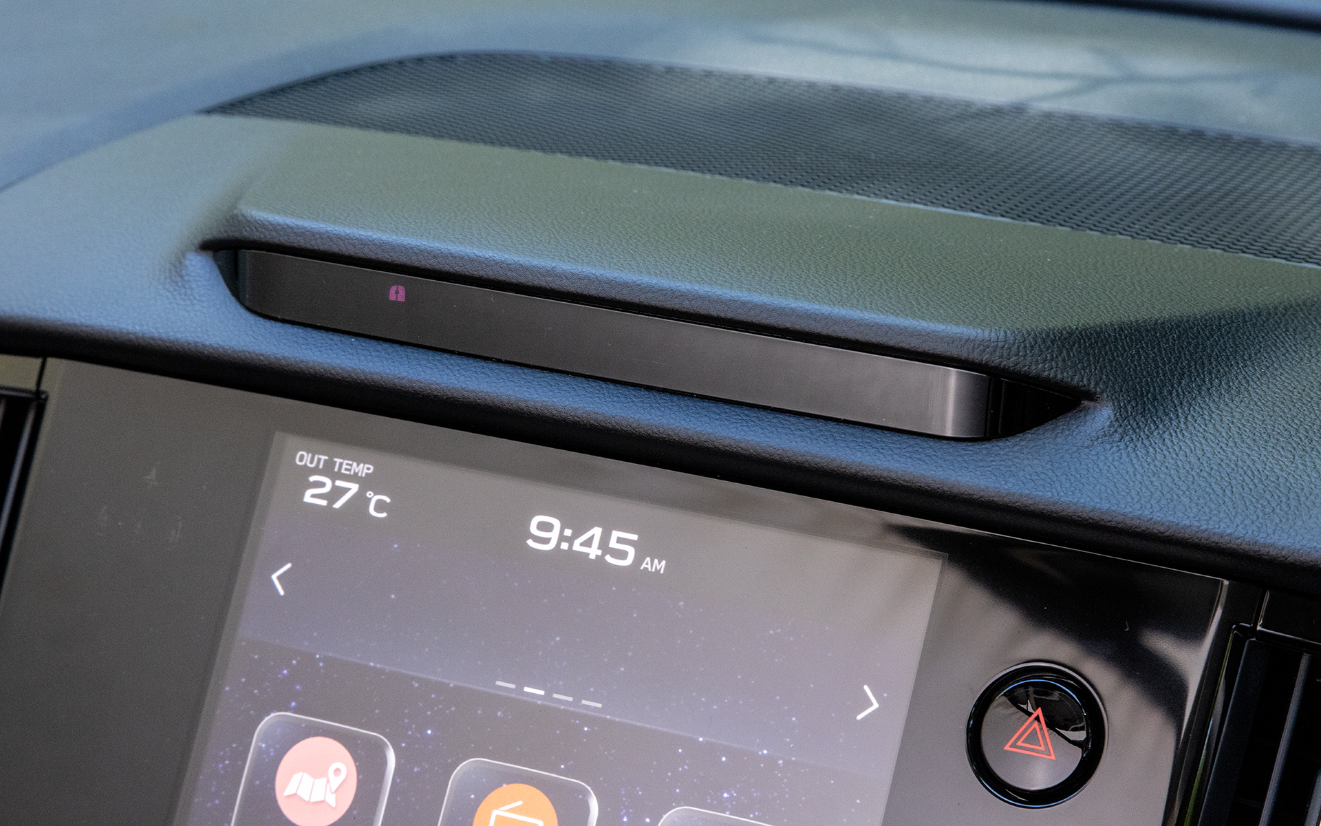 インパネ中央上部にドライバーモニタリングシステム用カメラなどを配置