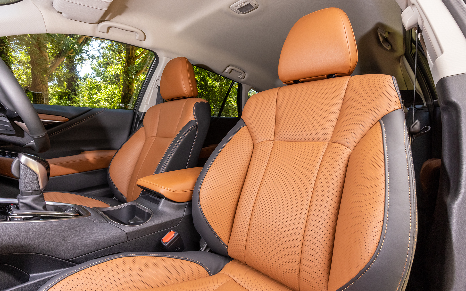 運転席10ウェイ、助手席8ウェイのパワーシートが標準。シートヒーターも装備