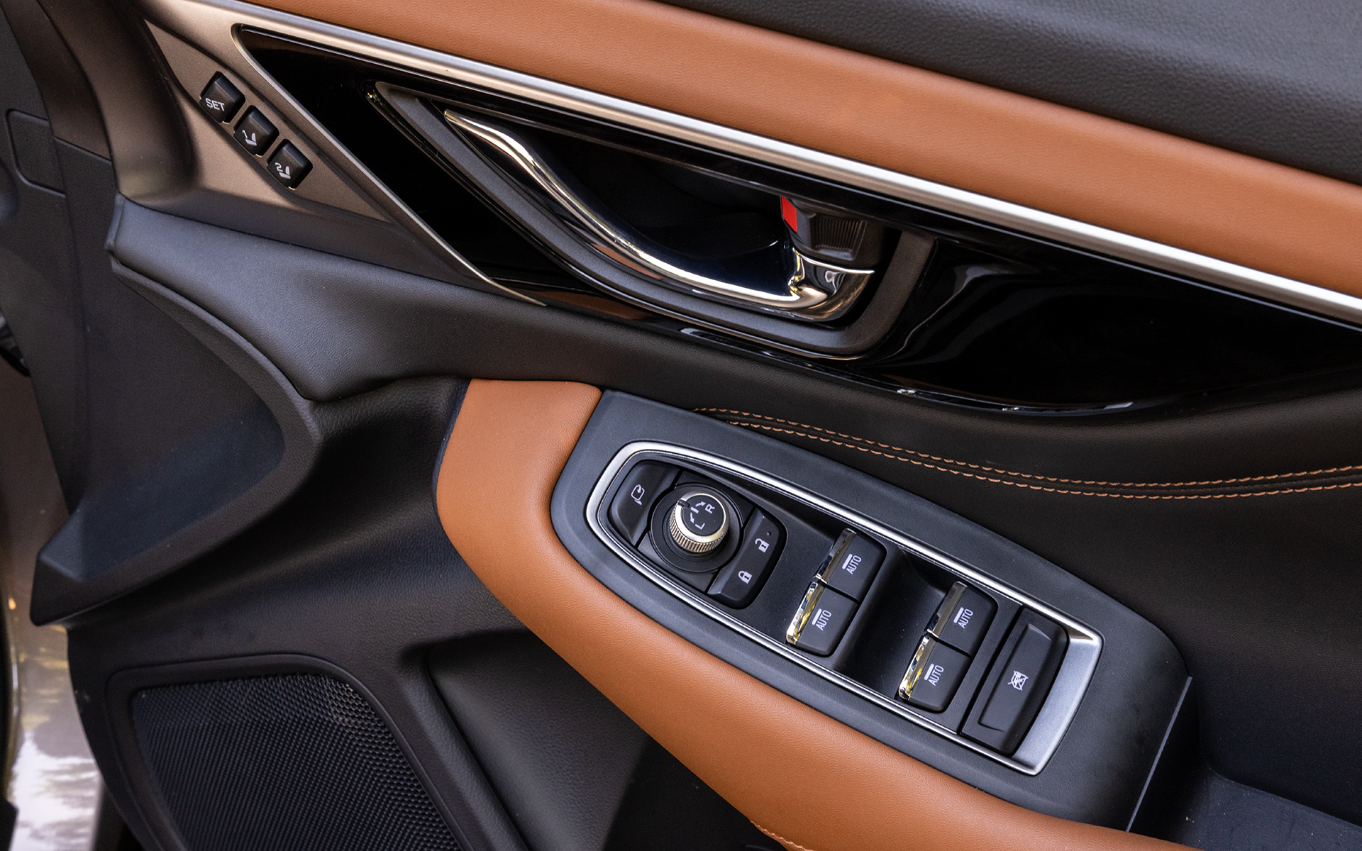 アームレストにはパワーウィンドウなどのスイッチ。パワーウィンドウは全席オートアップ＆ダウン機能が備わる