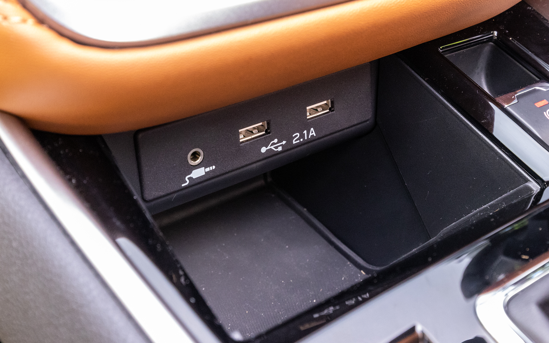 シフトレバー前方に2.1A対応のUSBソケット電源とAUX端子を装備