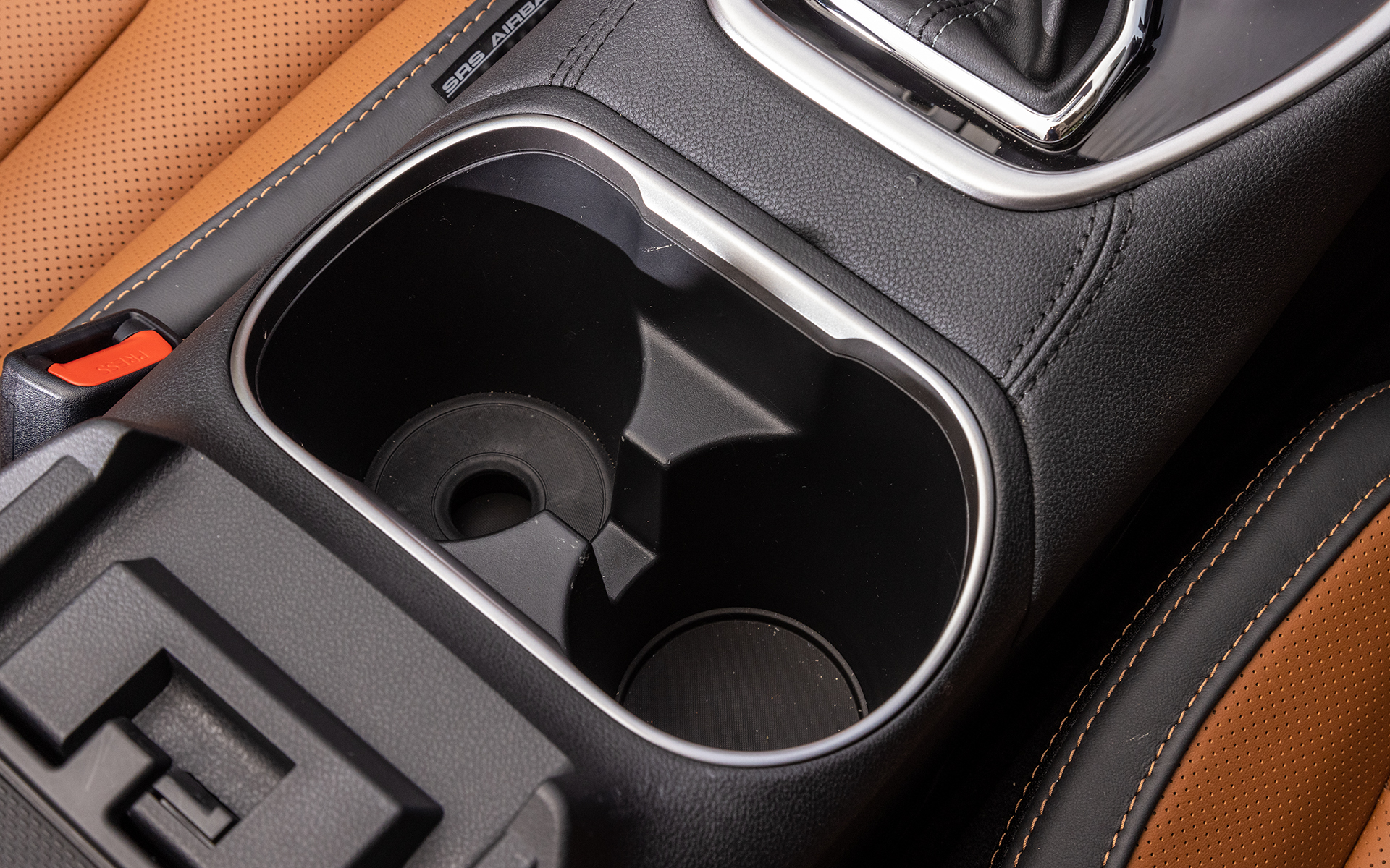 シフトレバー後方のドリンクホルダー