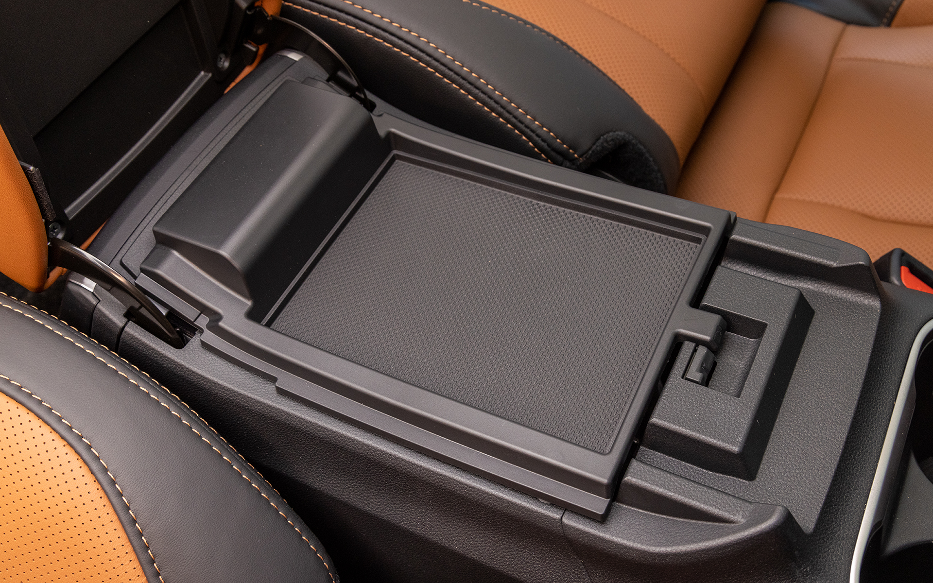 アームレスト下には2段式の収納
