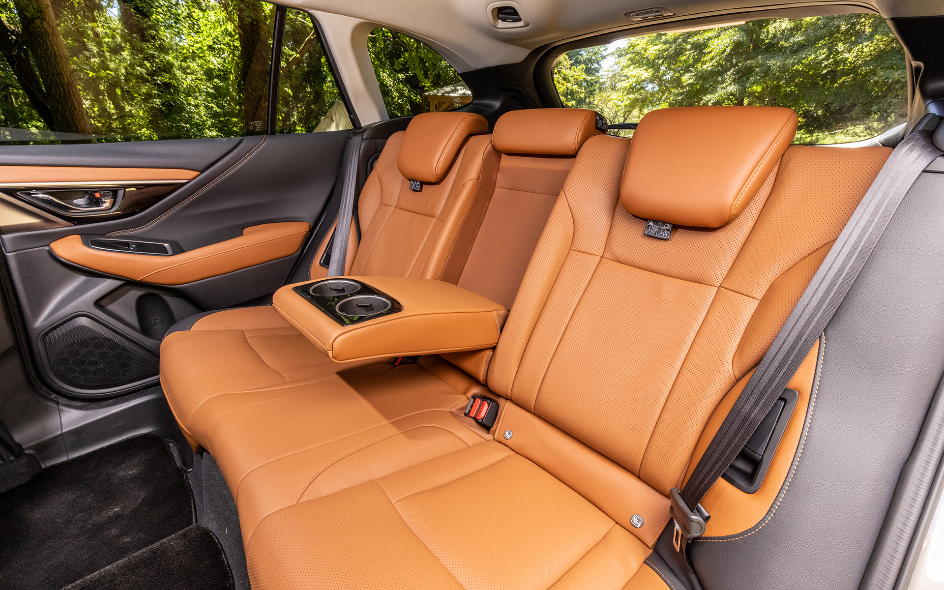 中央には収納式のアームレストを用意。カップホルダーのリング部分がシルバー加飾となるのはLimited EXのみ