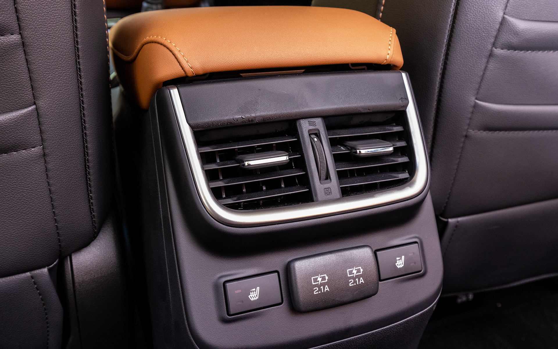 センターコンソールボックス後端に後席用エアコン吹き出し口を用意。その下にはUSB電源やシートヒーターのスイッチも