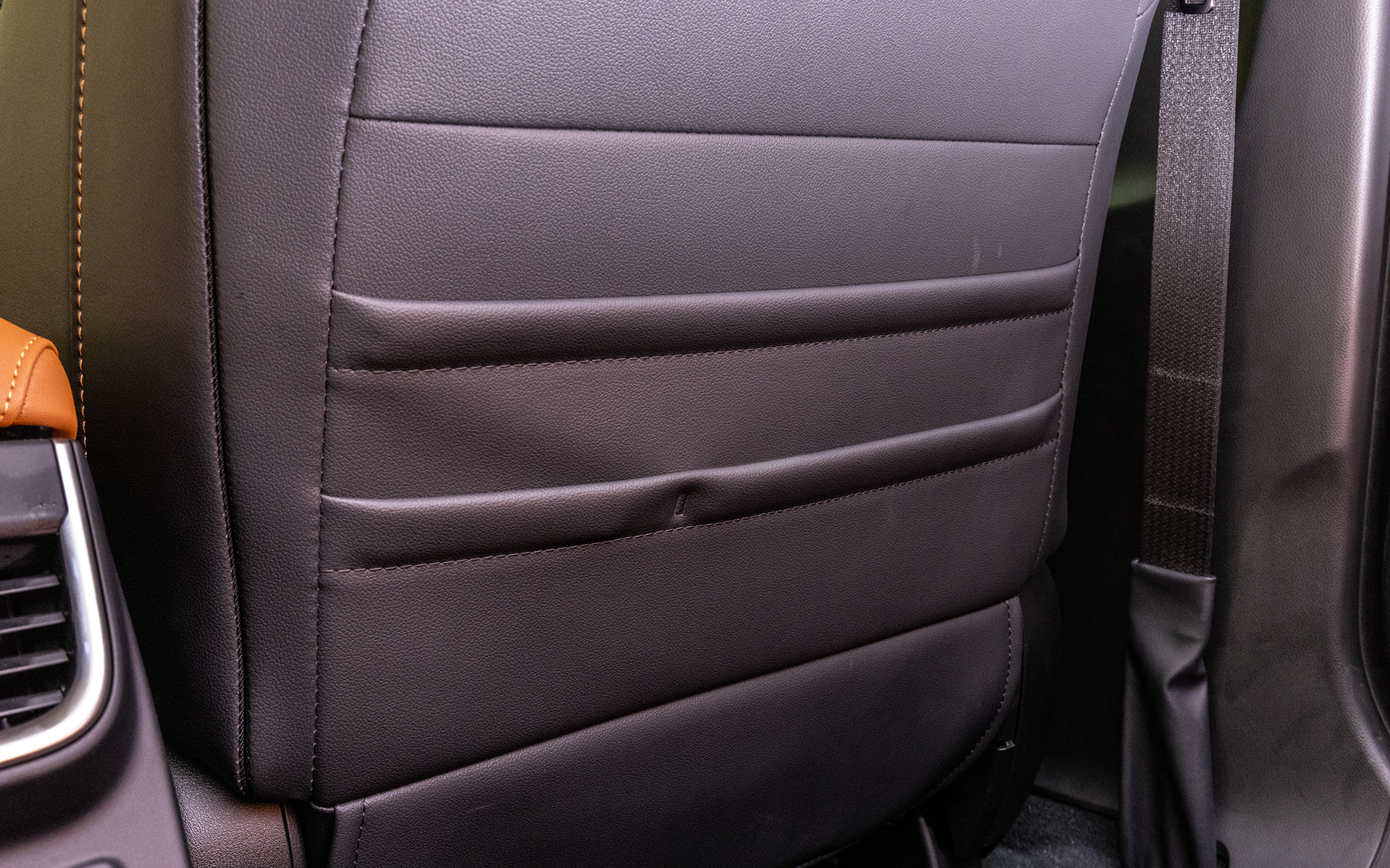 フロントシート背面はポケットタイプの収納がある