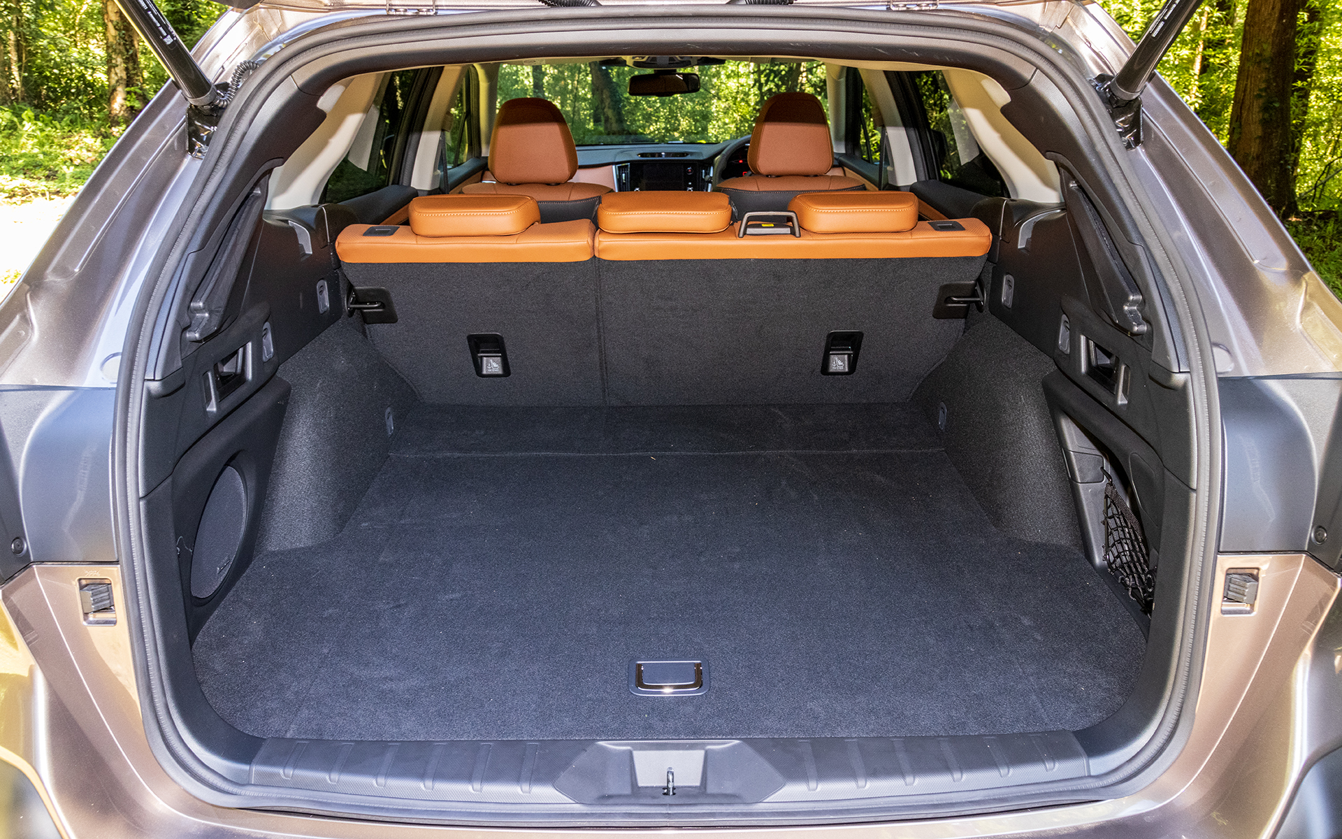 6：4分割可倒式リアシートをアレンジすることで収納力をアップ