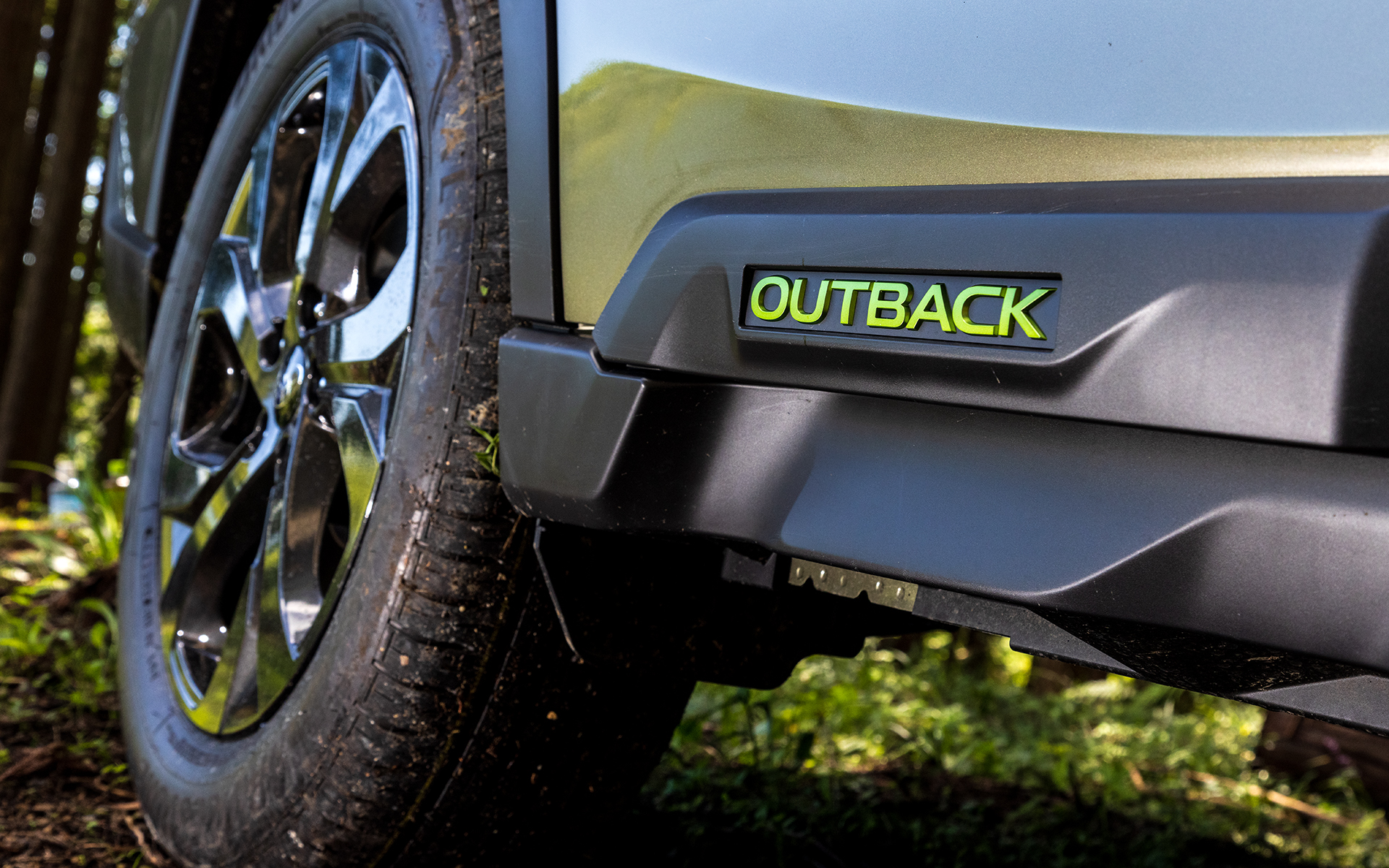 サイドのクラッディングパネルに用意される車名ロゴはエナジーグリーン