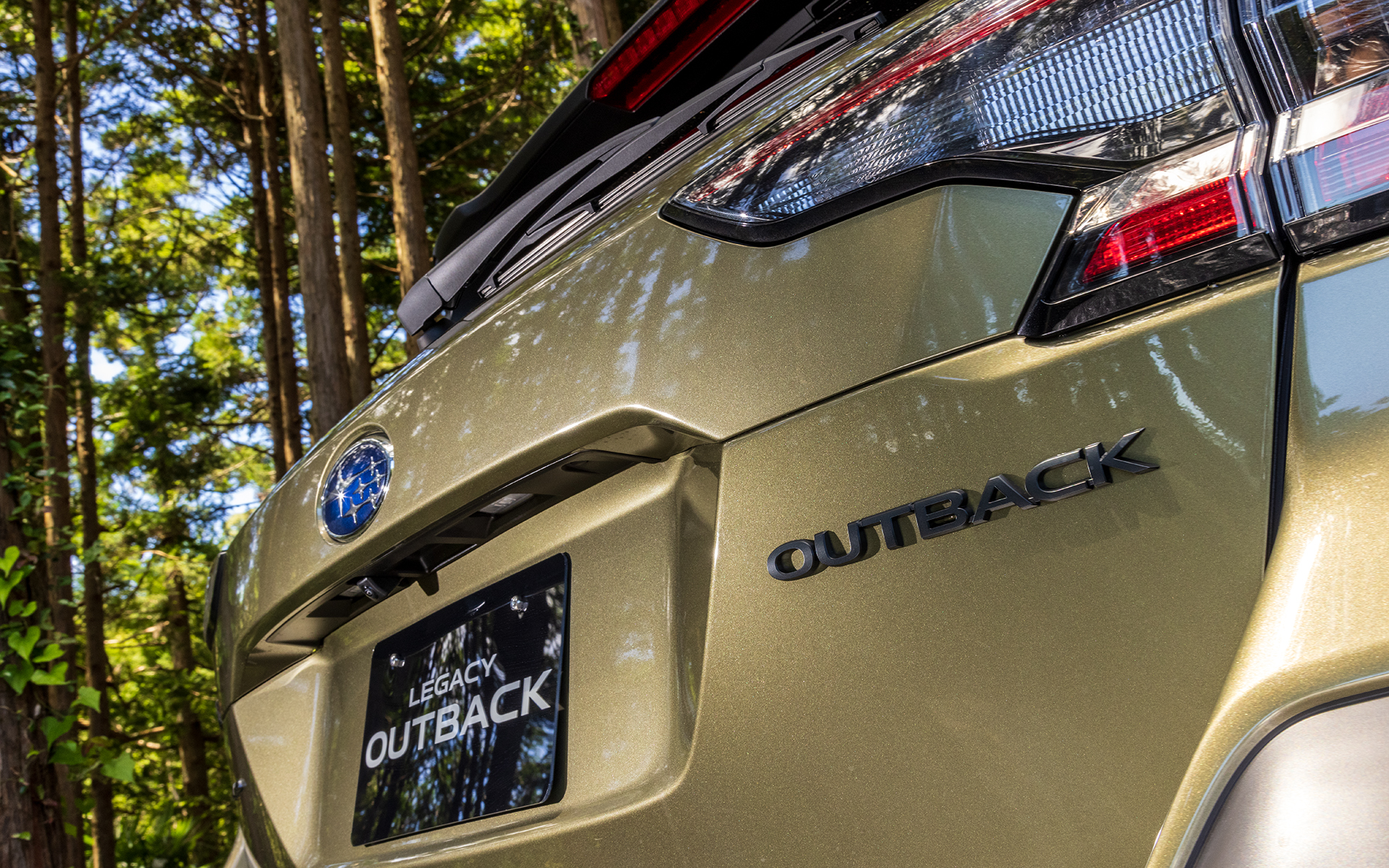 バックドアの車名バッヂはラスターブラック塗装に