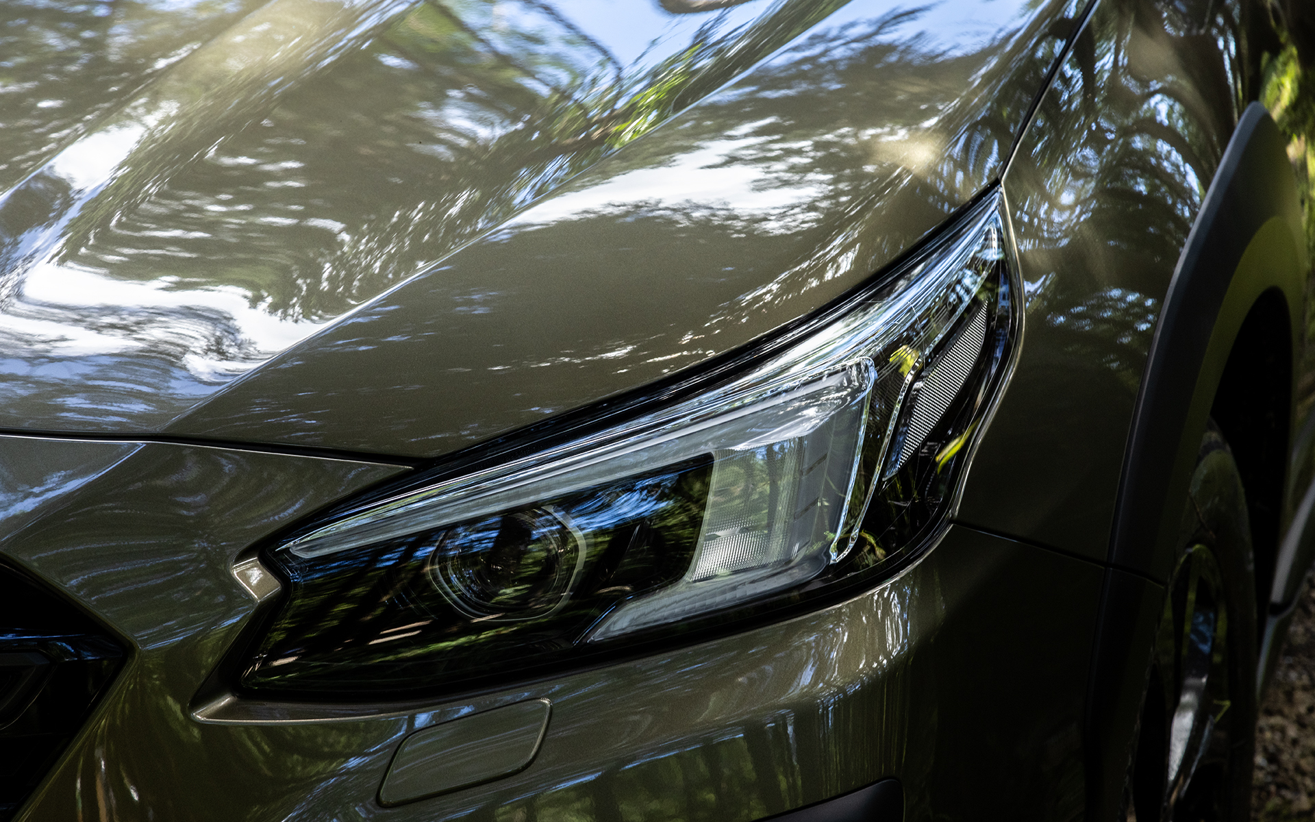 ヘッドライトの点灯パターン。ヘッドライトはフルLEDでヘッドライトウォッシャーを装備