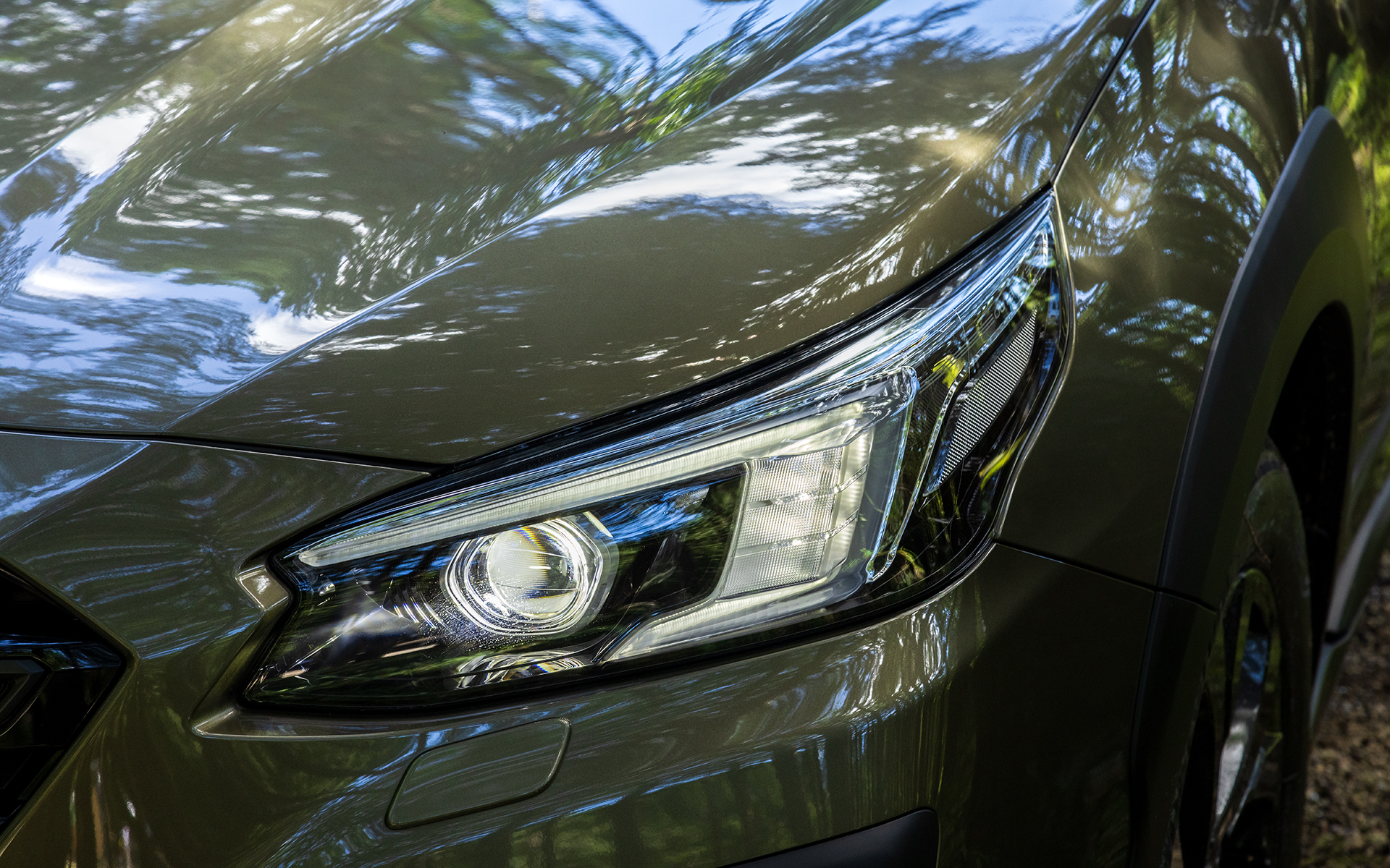 ヘッドライトの点灯パターン。ヘッドライトはフルLEDでヘッドライトウォッシャーを装備