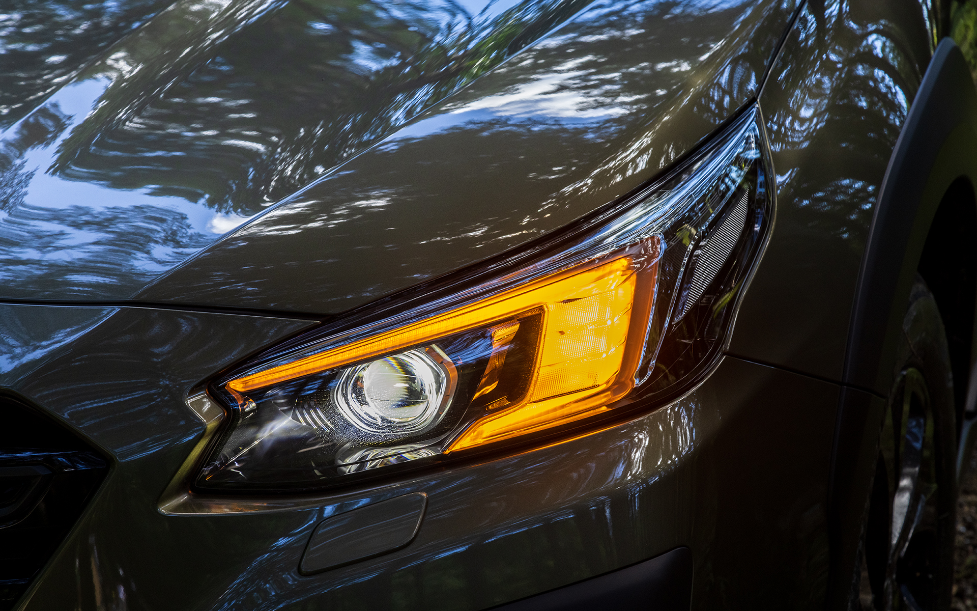 ヘッドライトの点灯パターン。ヘッドライトはフルLEDでヘッドライトウォッシャーを装備