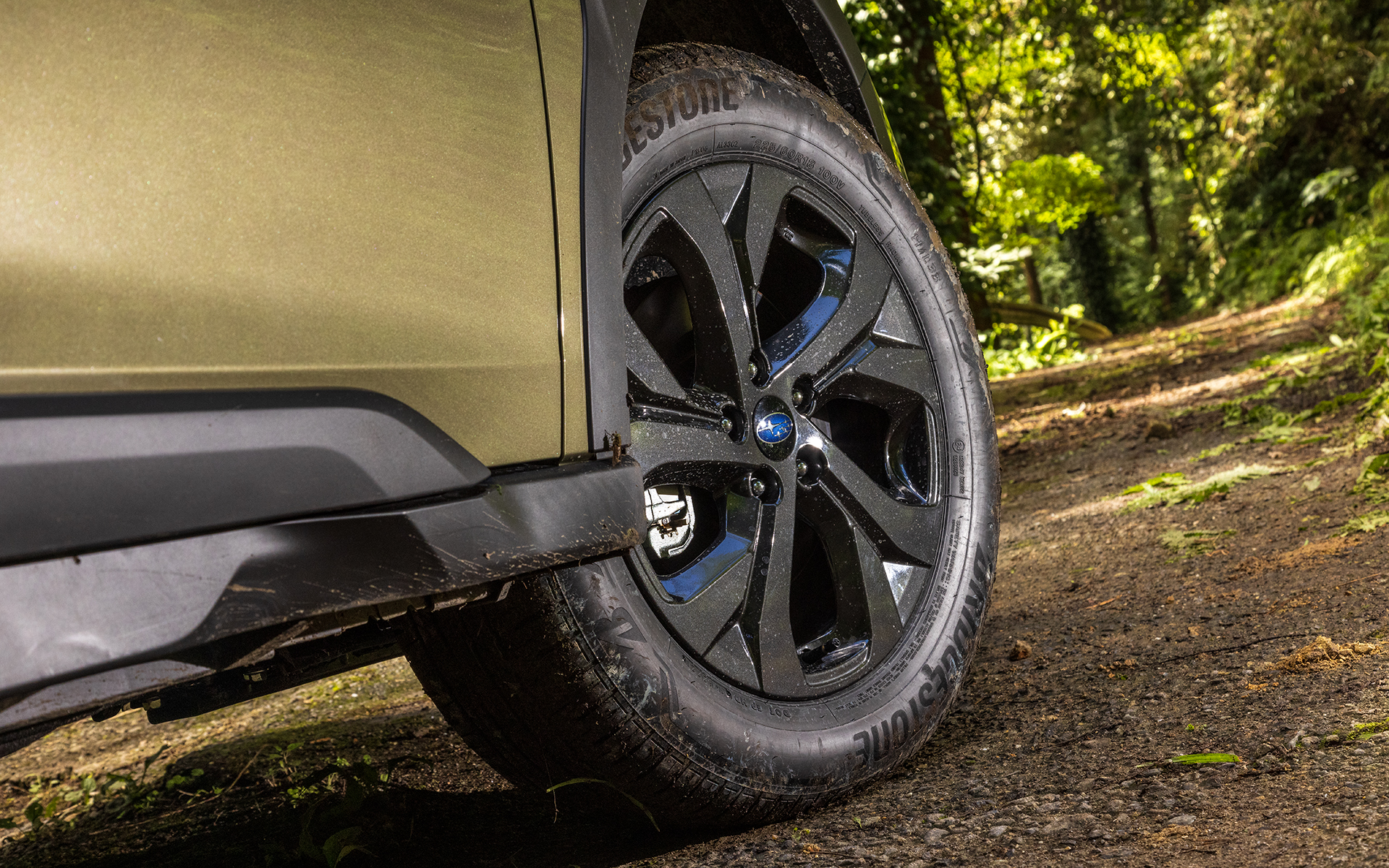 タイヤサイズはLimited EXと同じ225/60R18。アルミホイールはブラック塗装になる