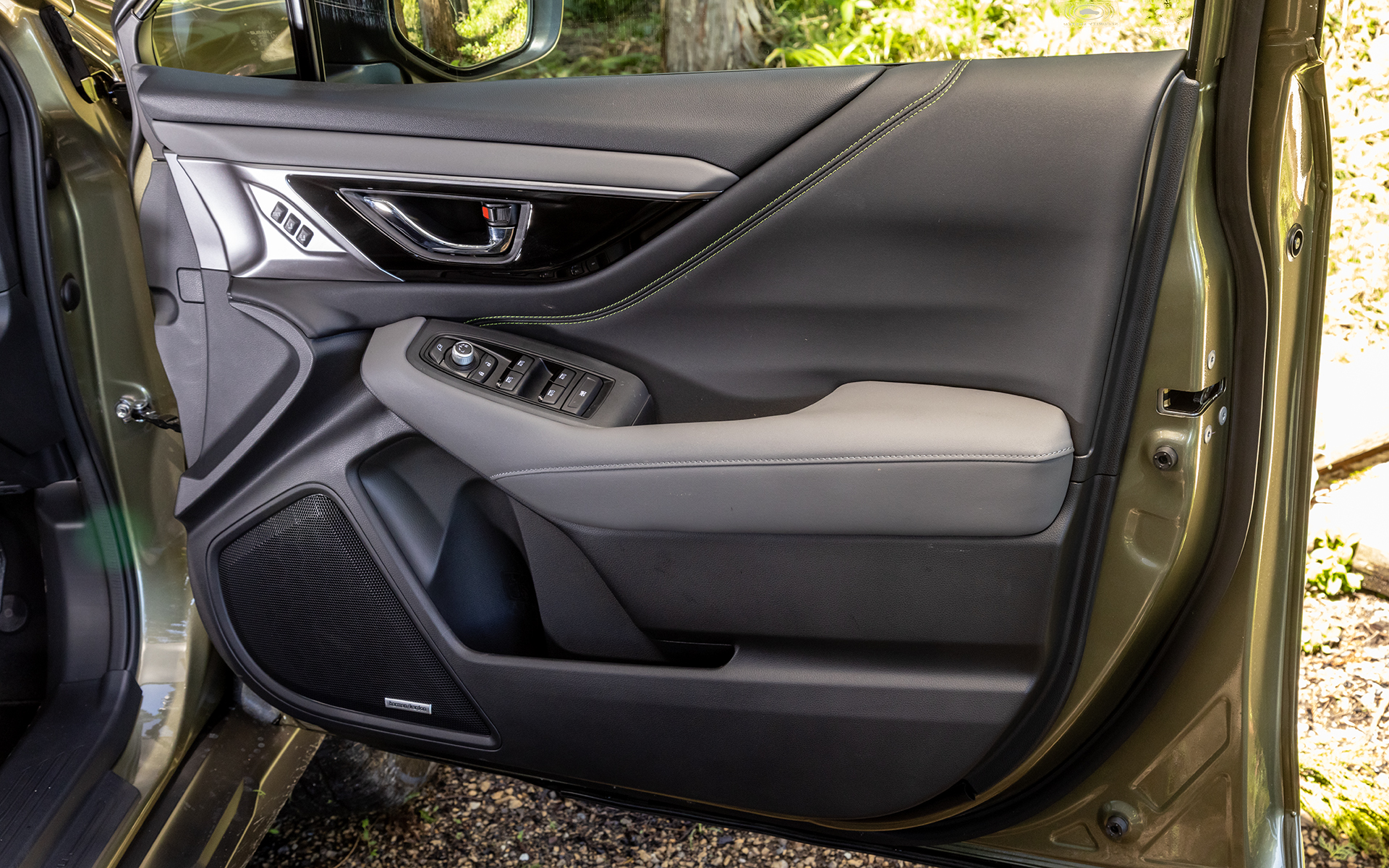 運転席ドアトリム。ハーマンカードンサウンドシステムはオプション