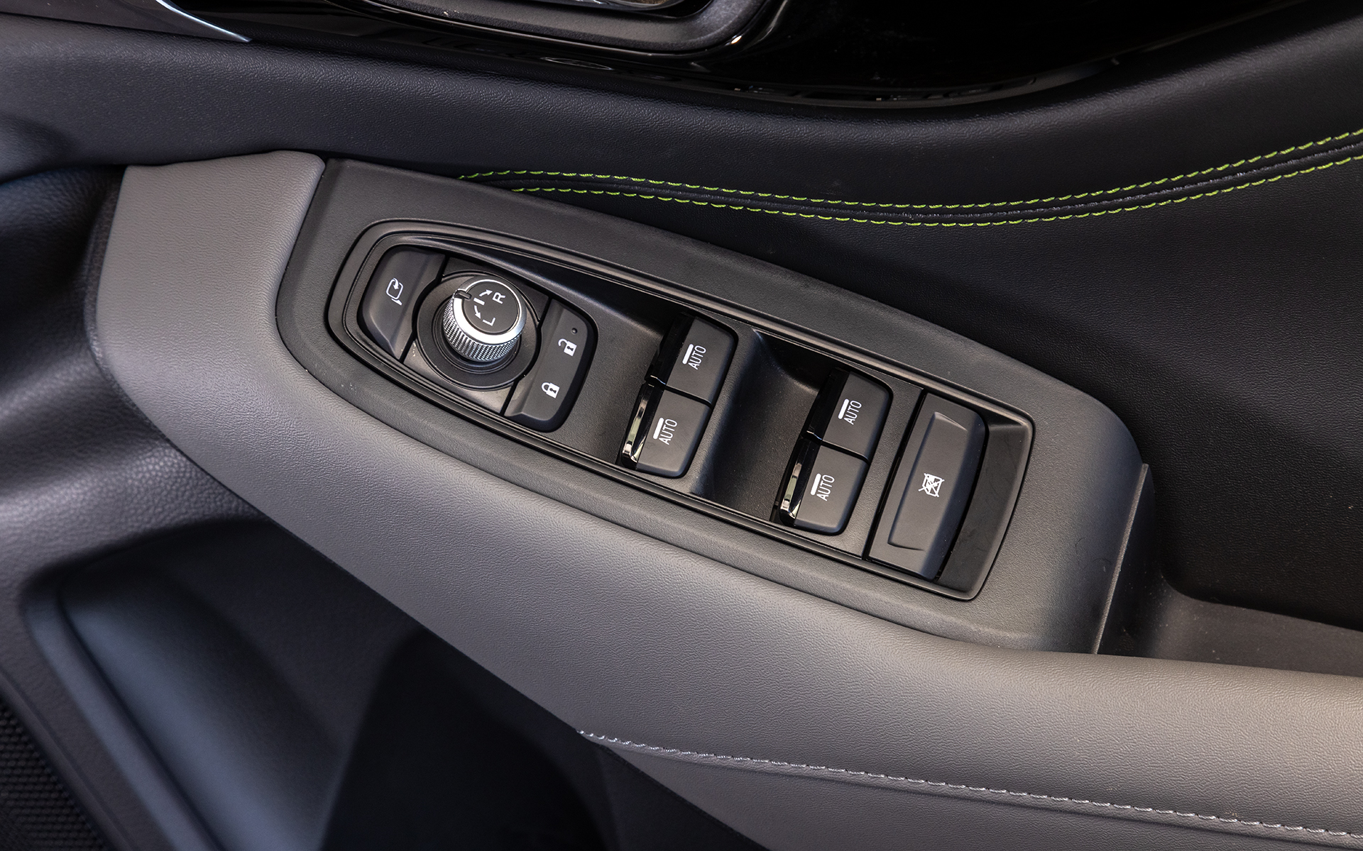 アームレストにはパワーウィンドウとドアミラーのスイッチ