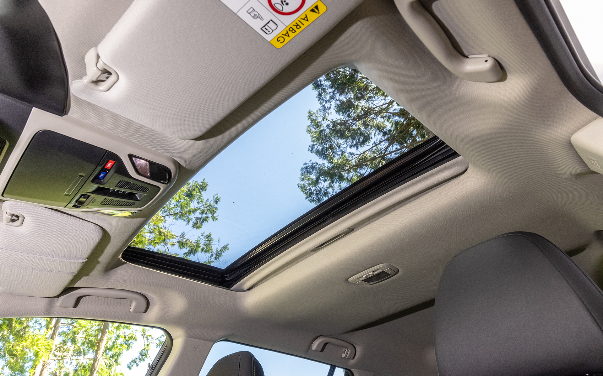 サンルーフはどちらのグレードもオプション設定