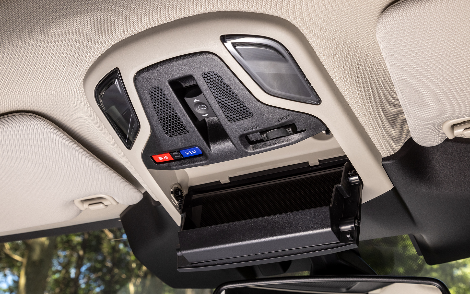 オーバーヘッドコンソールにサンルーフのスイッチ。サングラスホルダーも備わる