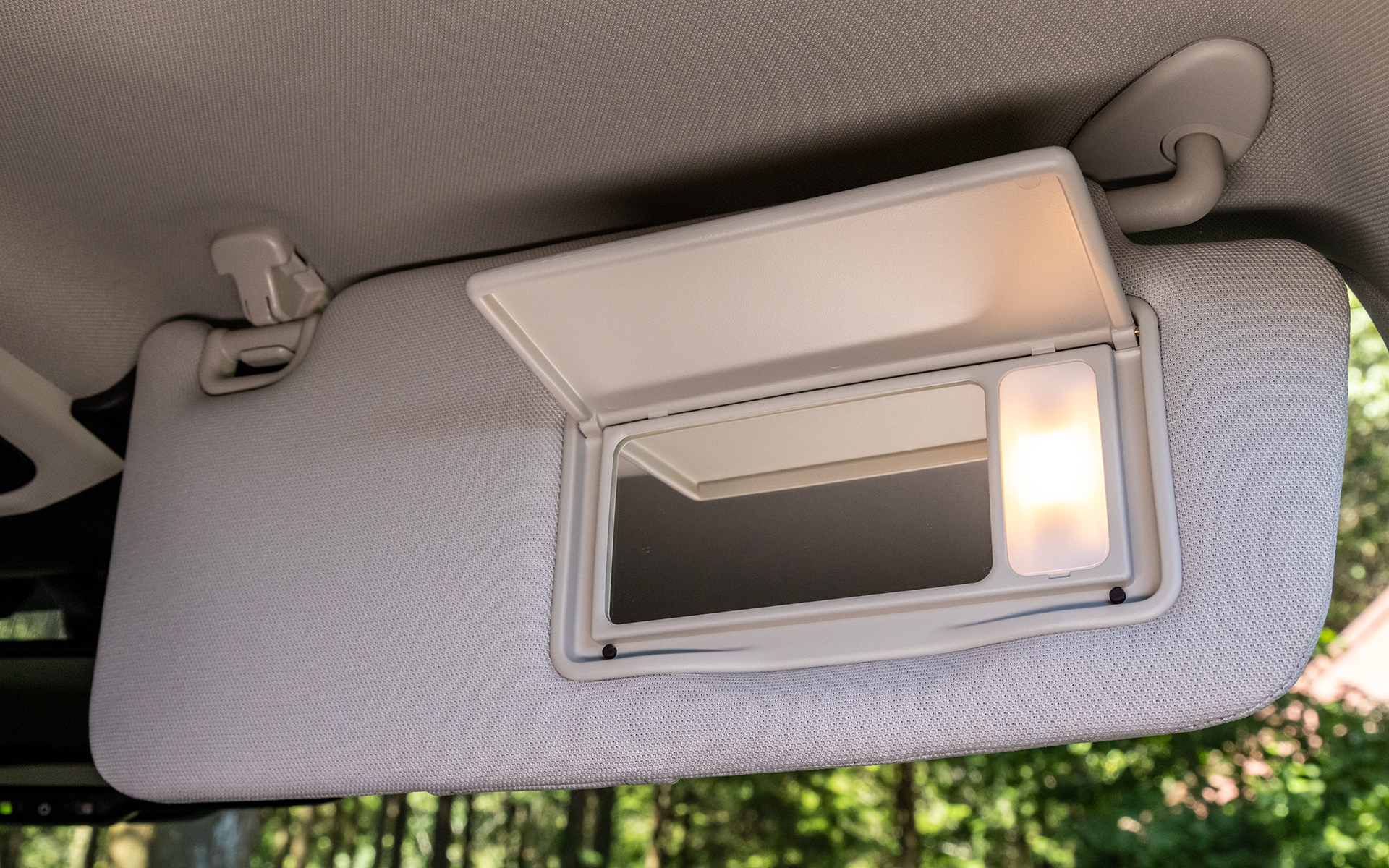 サンバイザー裏に照明付のバニティミラーを配置