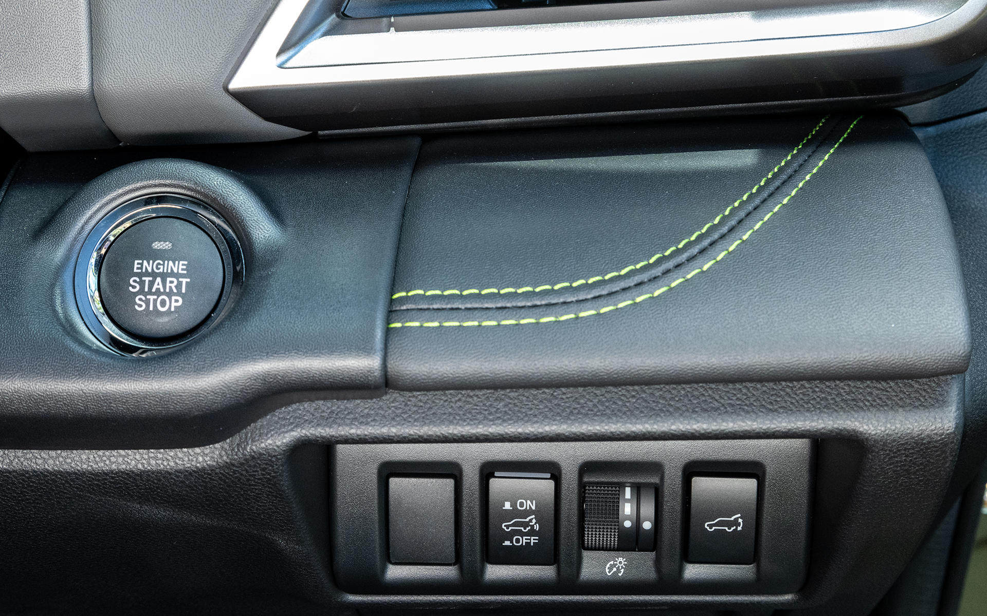 ステアリング左側にはスタート/ストップスイッチなど。ここにもエナジーグリーンのステッチがアクセントとして採用されている