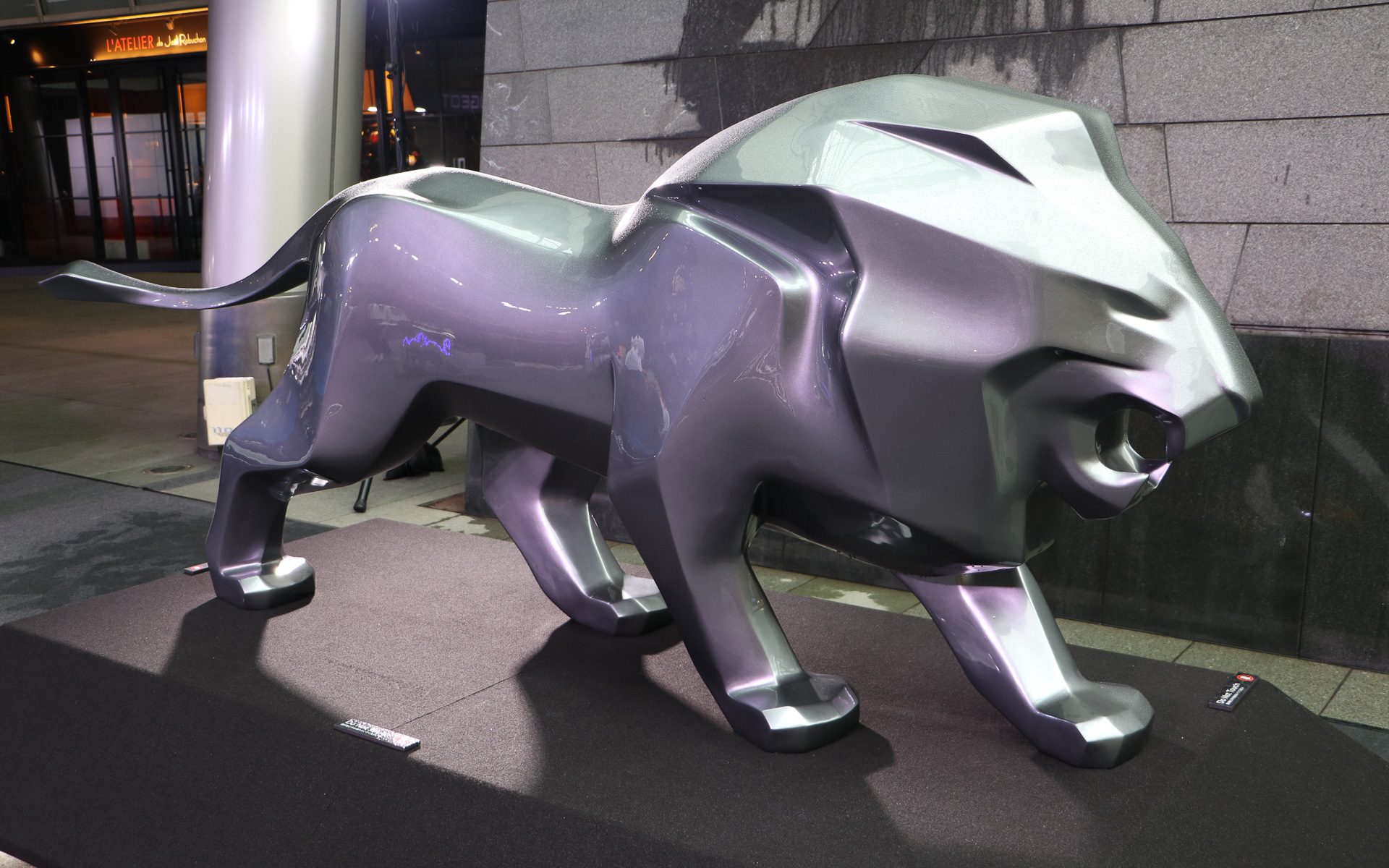 会場にはプジョーのデザインモチーフであるライオン像も展示中（意外と大きくて迫力があります）