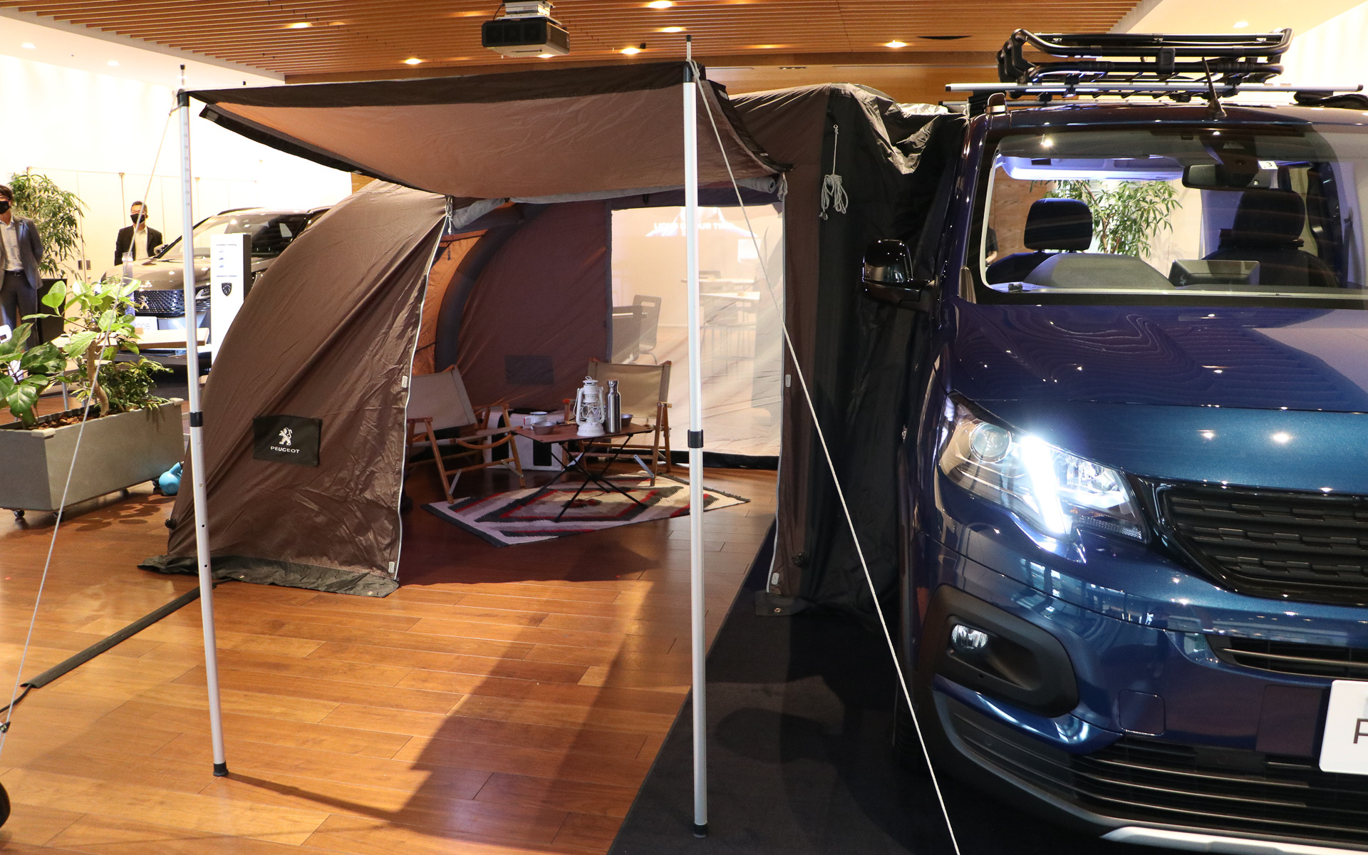 サイドタープを装着したリフターも展示