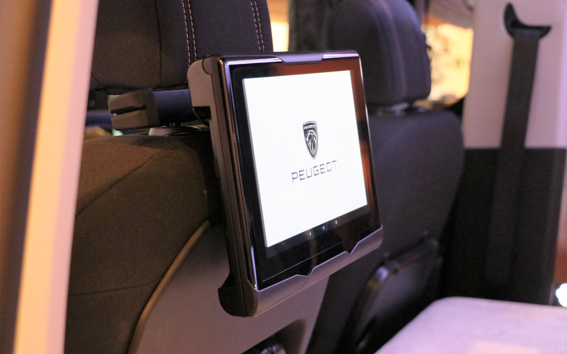 間もなく発売予定のDVDプレイヤー内蔵型のタブレットディスプレイ（仮称）も装着されている。ディプレイ自体をDVDプレイヤーの蓋としたことで、DVD差し込みタイプよりも安価にできたという