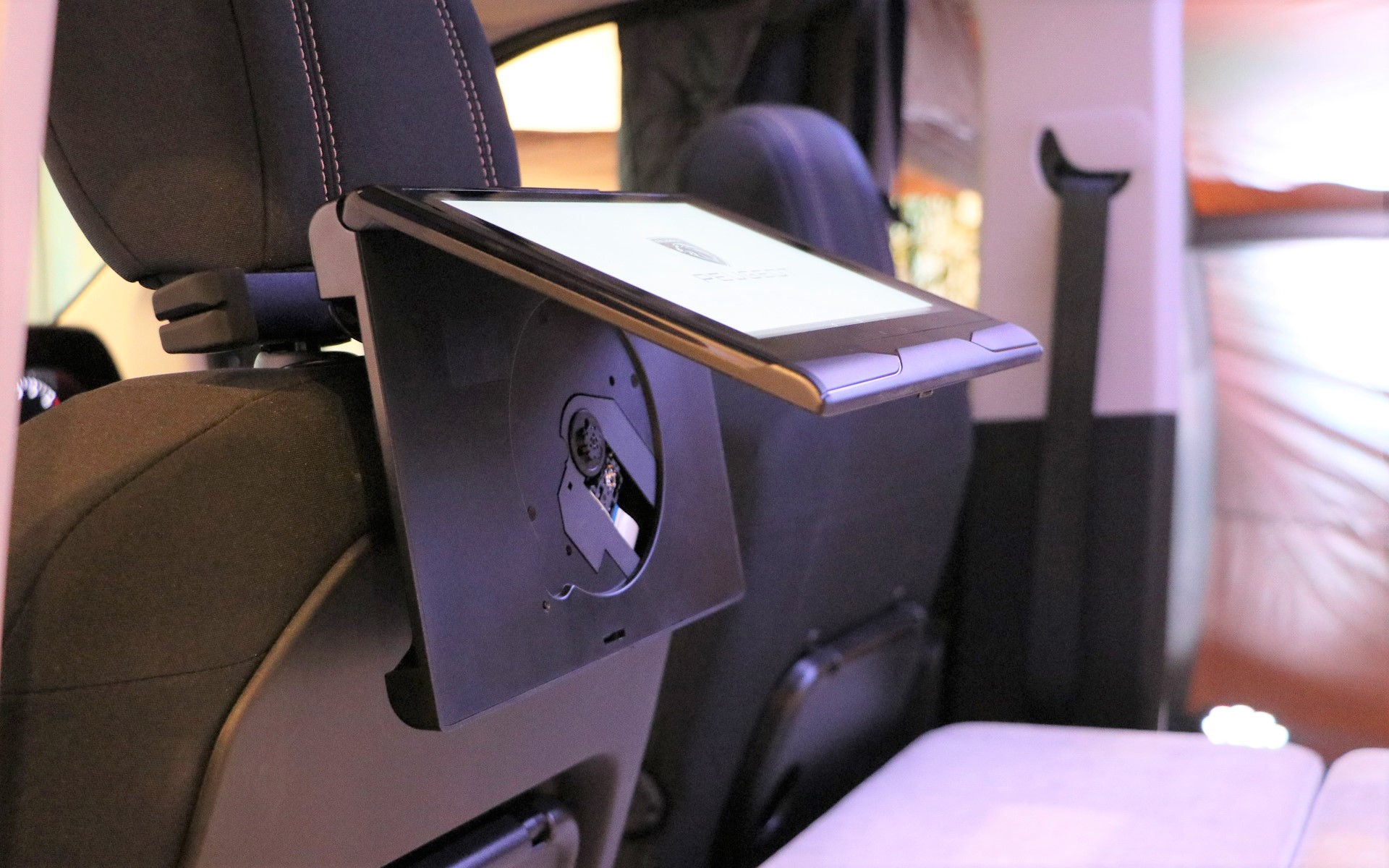 間もなく発売予定のDVDプレイヤー内蔵型のタブレットディスプレイ（仮称）も装着されている。ディプレイ自体をDVDプレイヤーの蓋としたことで、DVD差し込みタイプよりも安価にできたという