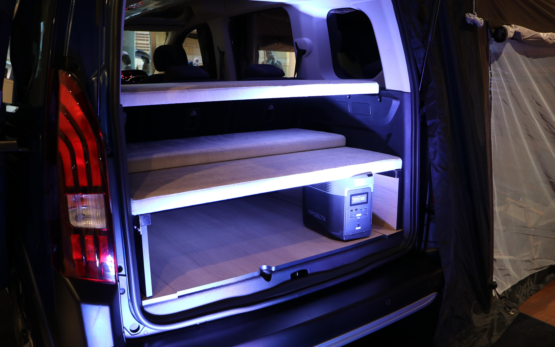 ラゲージスペースには多彩なアレンジが特徴のアグレ・ベッドキットを装着