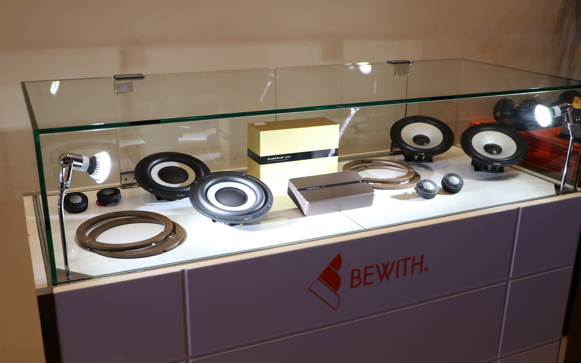 スピーカーキットやDSPプロセシングアンプの実物も見ることが可能