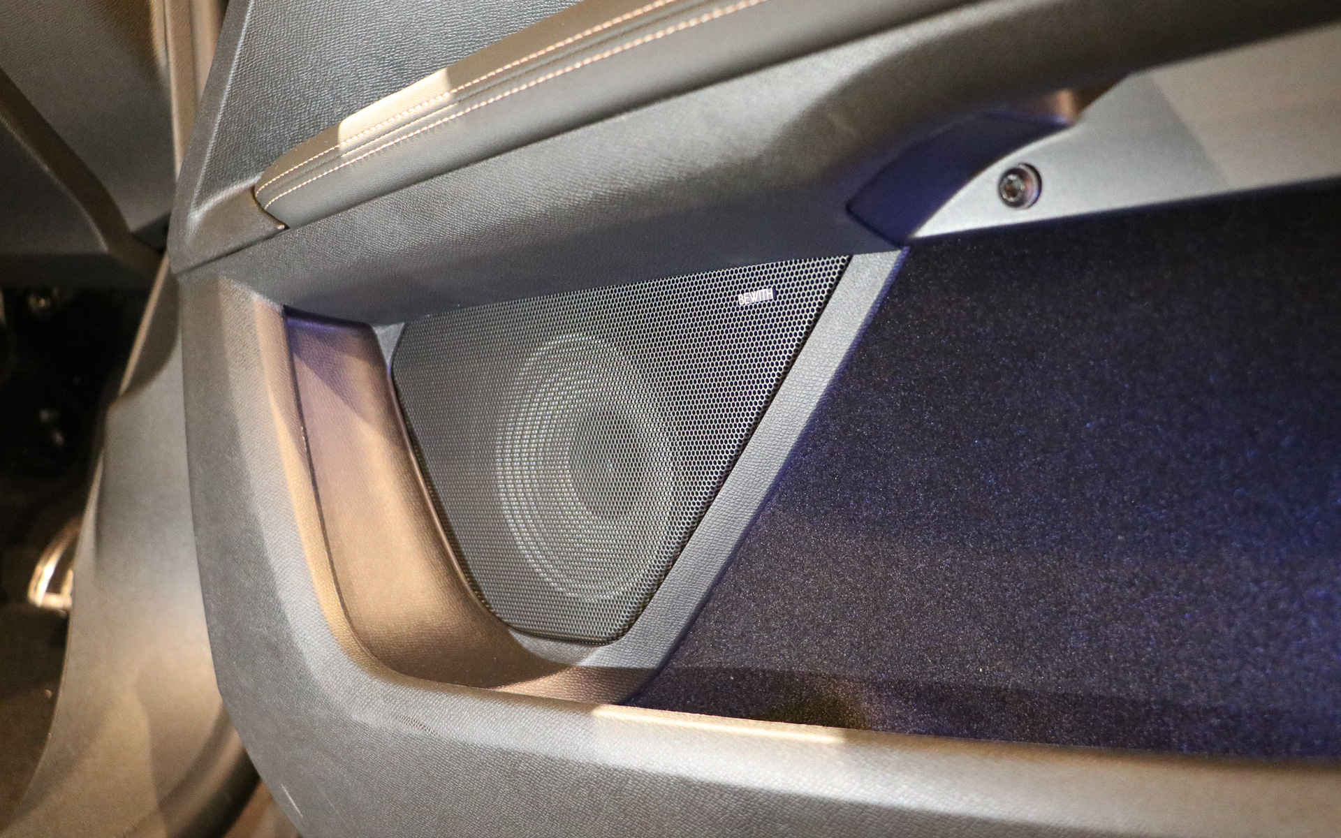 トゥイ―タ―とフロントスピーカーはセットで13万2000円