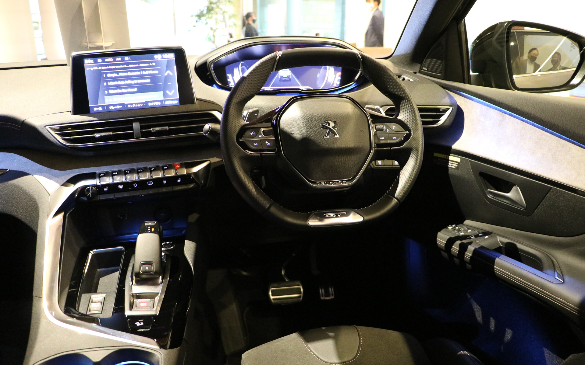 3008はドライバーを包み込むような内装デザインだが、さらにサウンドでも包み込んでくれると最高の運転席になった