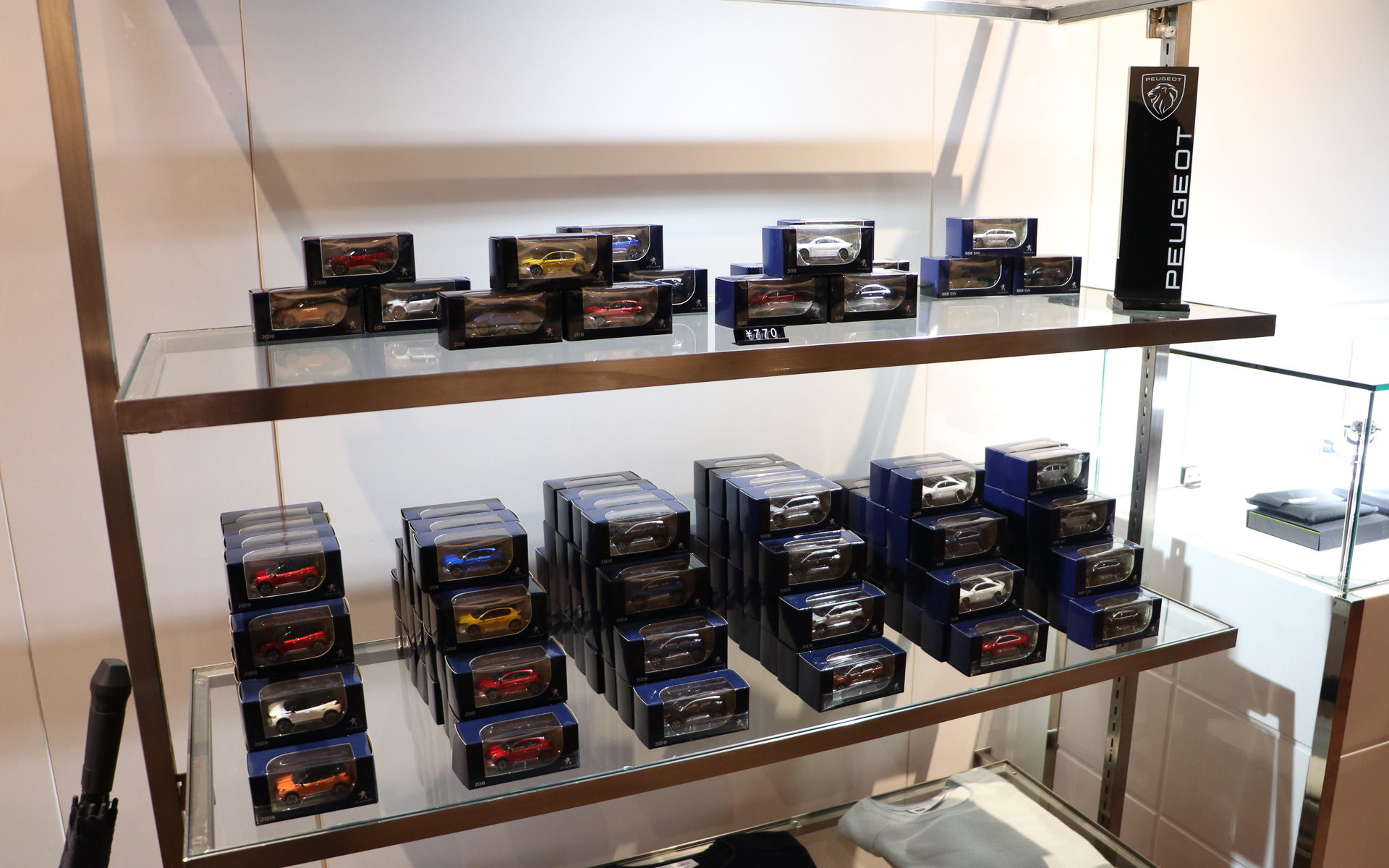 純正アクセサリー展示会場ではダイキャストカーやオリジナルグッズも販売